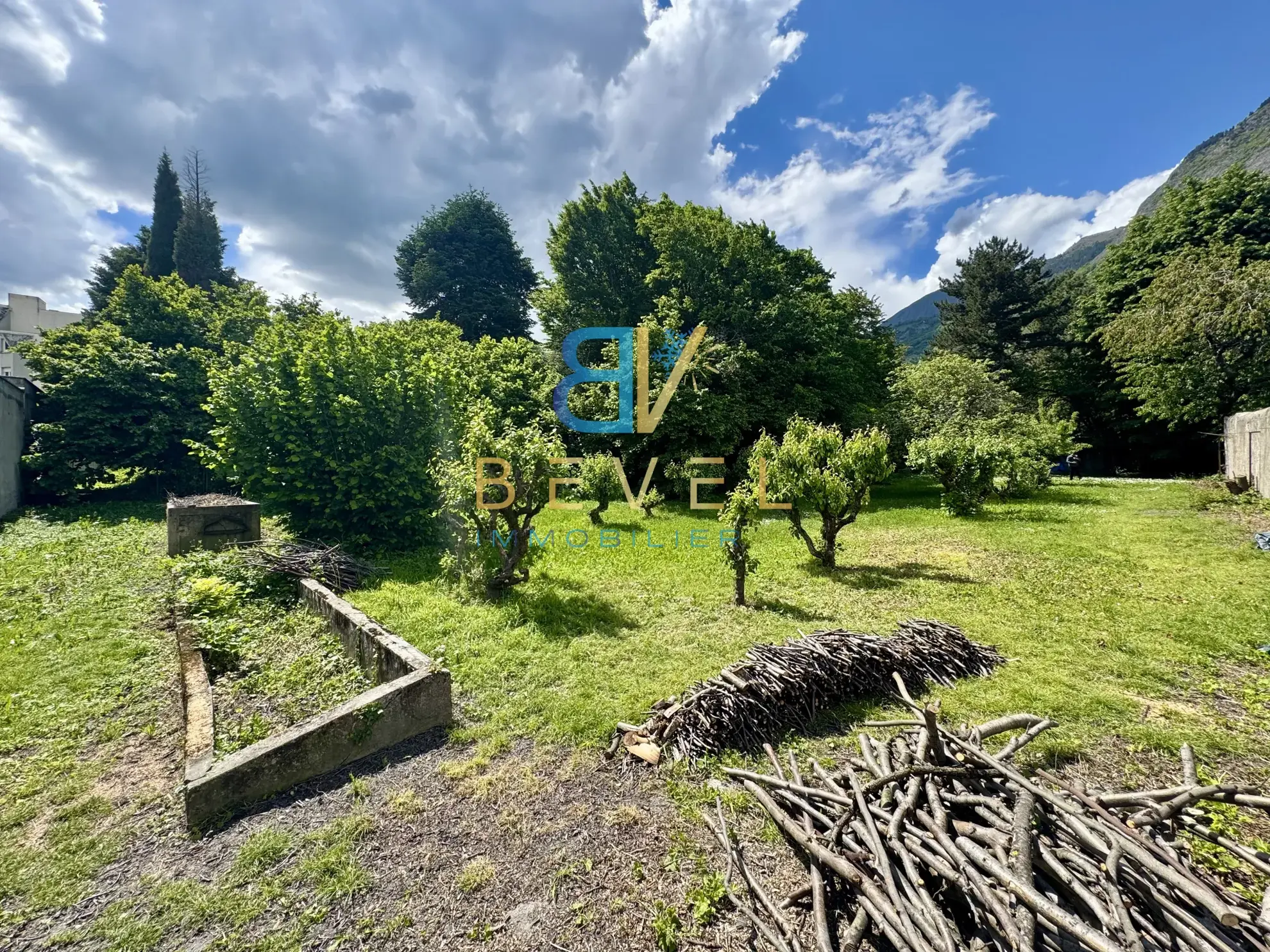 Terrain constructible à Saint-Jean-de-Maurienne, vue dégagée, proche commodités 