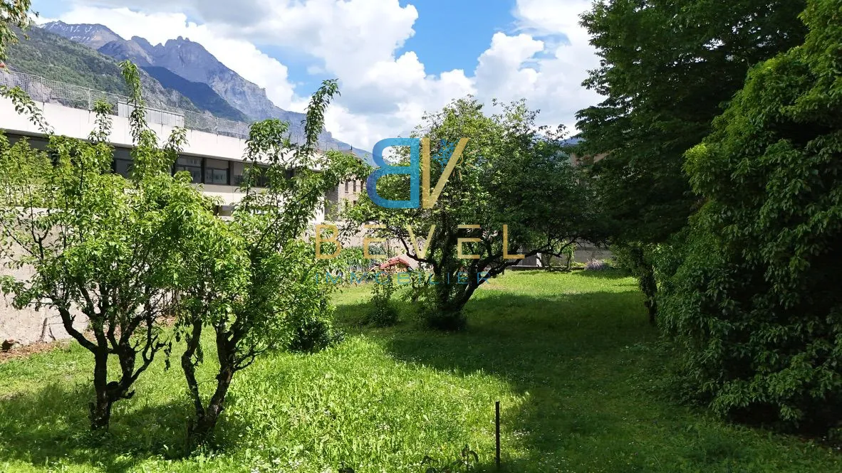 Terrain constructible à Saint-Jean-de-Maurienne, vue dégagée, proche commodités 