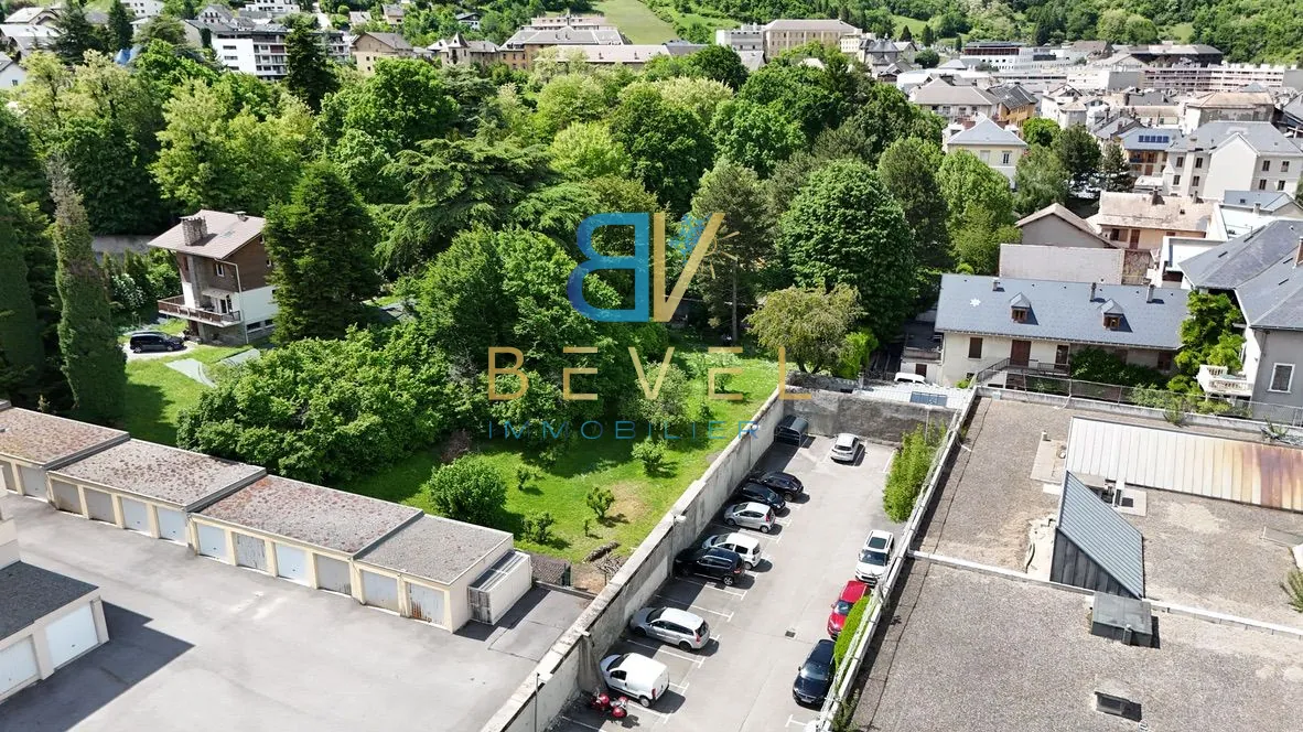 Terrain constructible à Saint-Jean-de-Maurienne, vue dégagée, proche commodités 