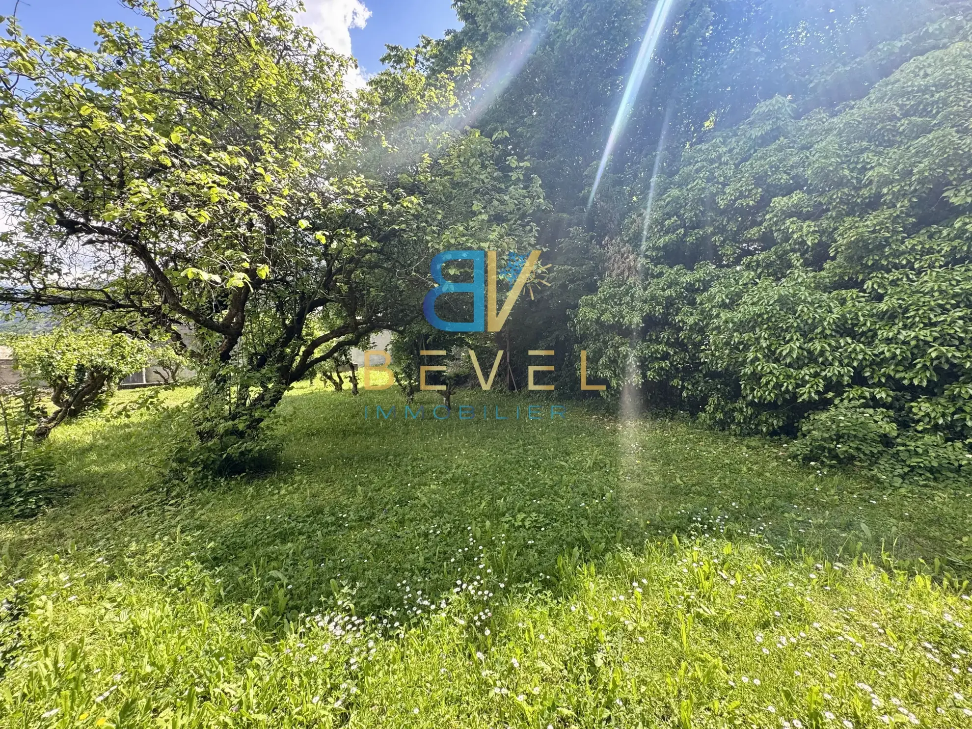 Terrain constructible à Saint-Jean-de-Maurienne, vue dégagée, proche commodités 