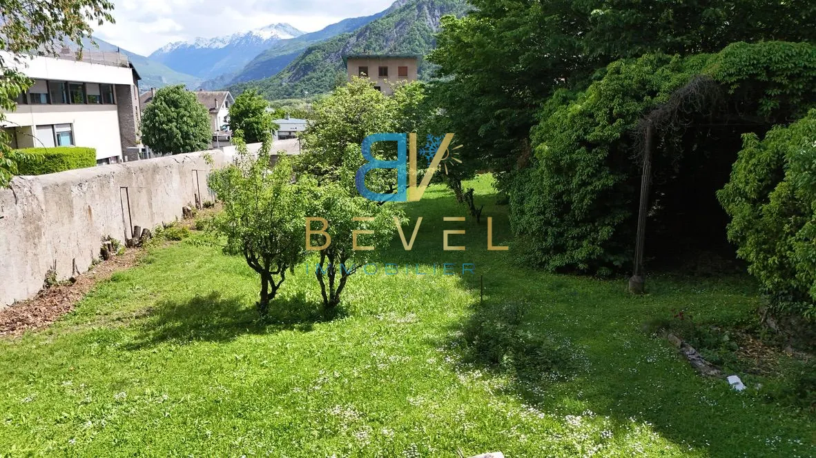 Terrain constructible à Saint-Jean-de-Maurienne, vue dégagée, proche commodités 