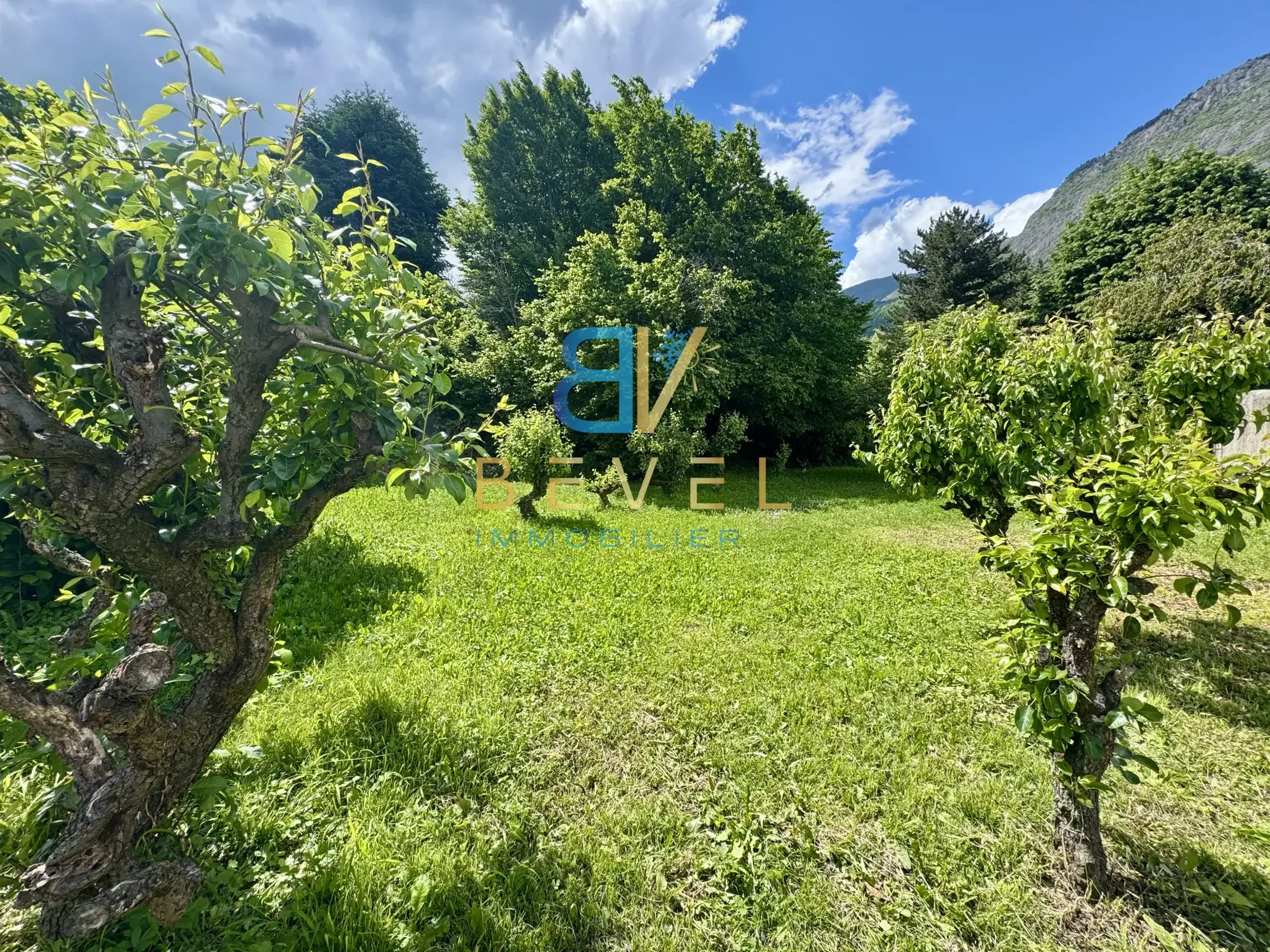 Terrain constructible à Saint-Jean-de-Maurienne, vue dégagée, proche commodités 