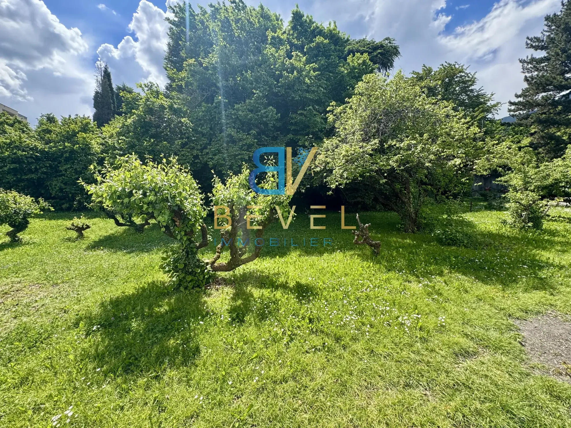 Terrain constructible à Saint-Jean-de-Maurienne, vue dégagée, proche commodités 