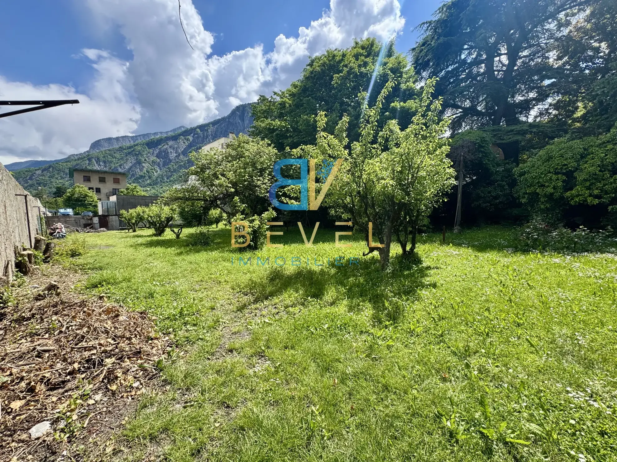 Terrain constructible à Saint-Jean-de-Maurienne, vue dégagée, proche commodités 