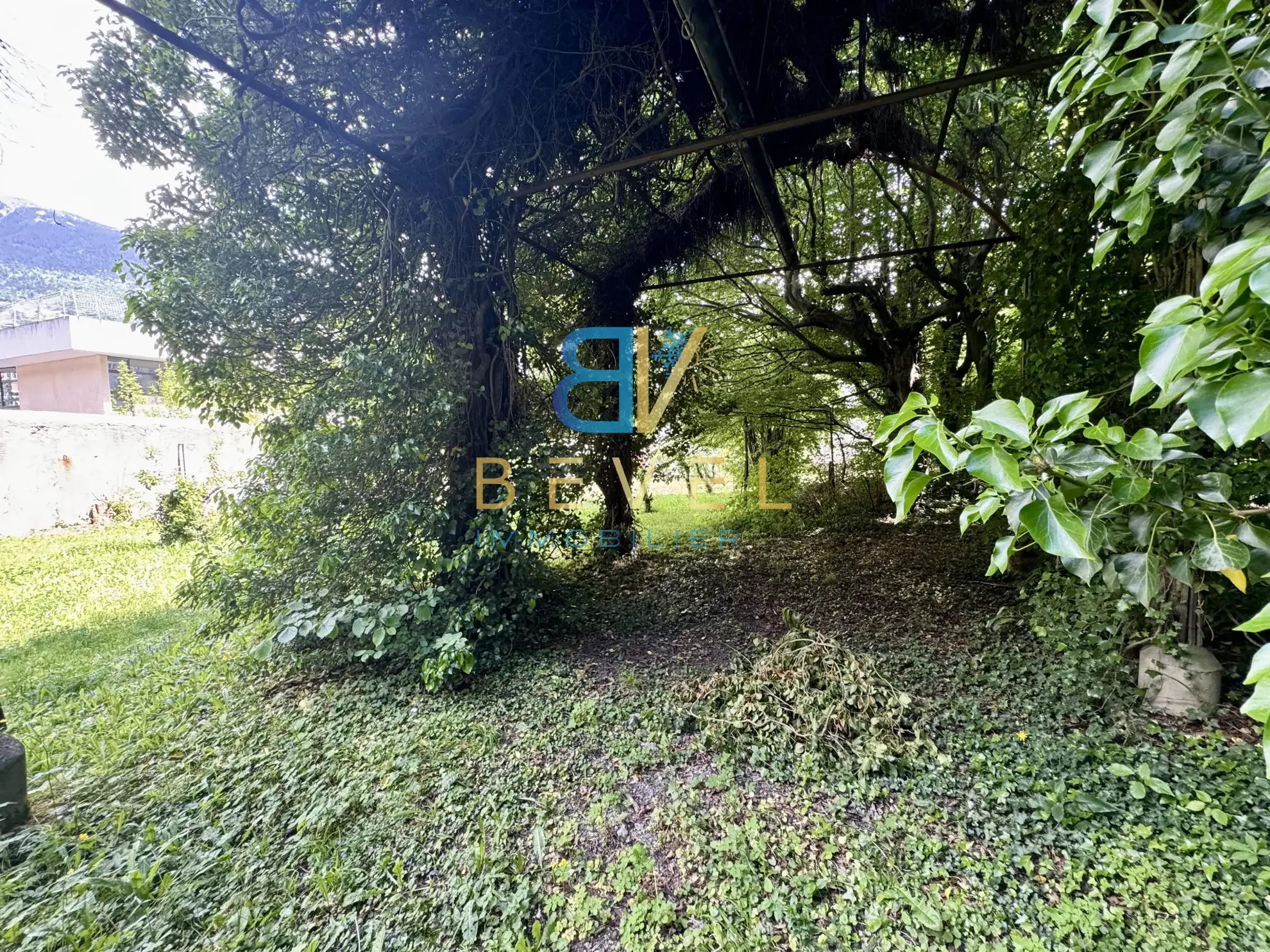 Terrain constructible à Saint-Jean-de-Maurienne, vue dégagée, proche commodités 