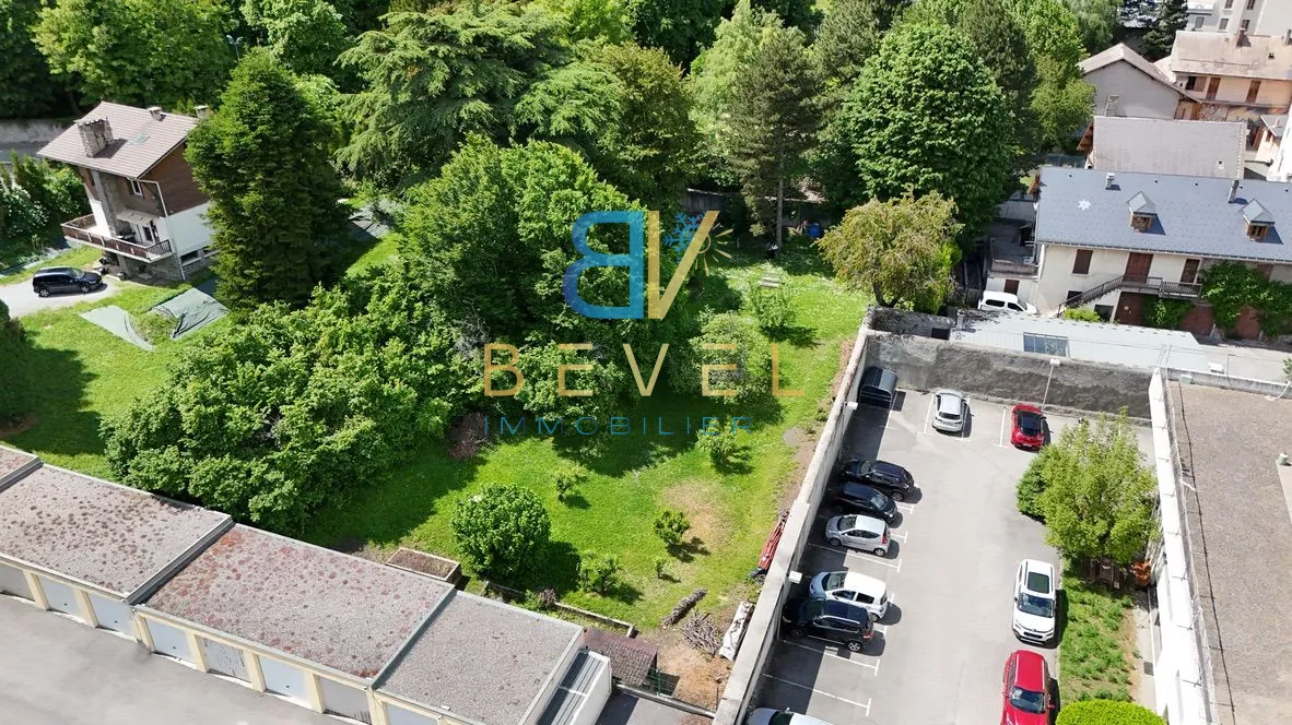 Terrain constructible à Saint-Jean-de-Maurienne, vue dégagée, proche commodités 