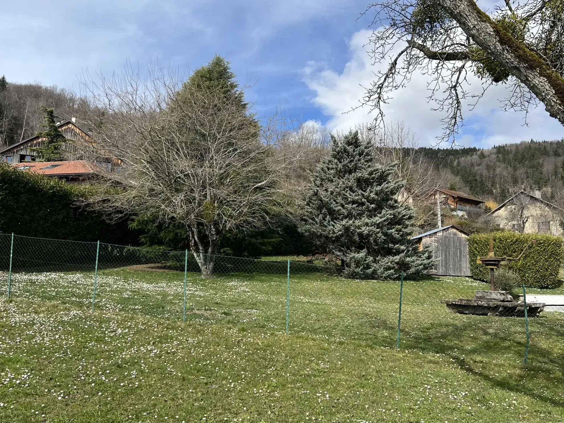 Terrain constructible à FILLINGES de 491 m² avec vue sur les montagnes 