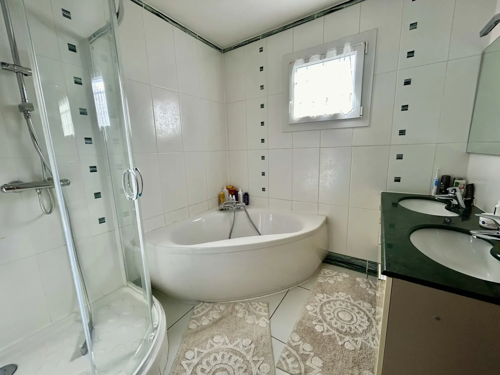 Charmante maison de 125 m² avec 4 chambres, garage et jardin à Coutras - idéalement située 