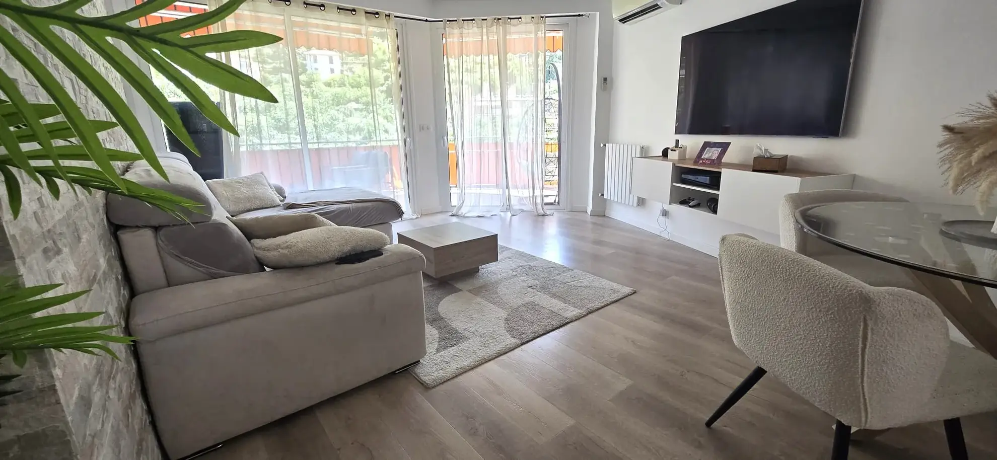 Appartement moderne à Menton avec terrasse, parking et cave - Vue dégagée