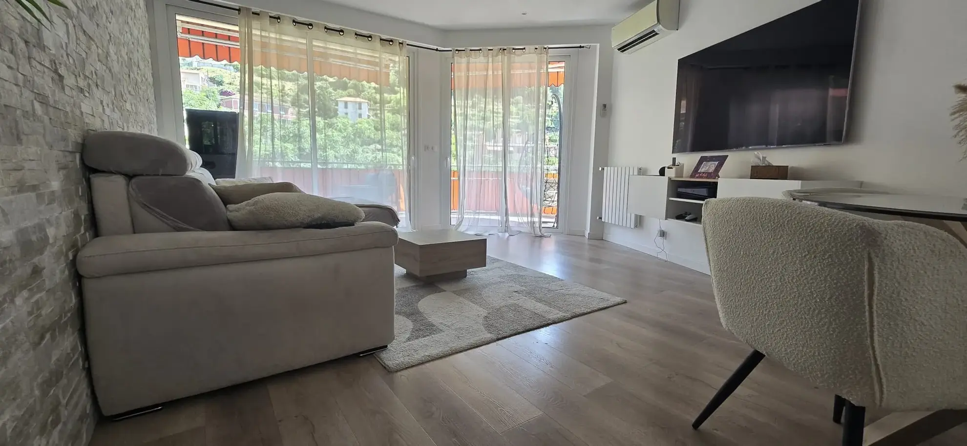 Appartement moderne à Menton avec terrasse, parking et cave - Vue dégagée 