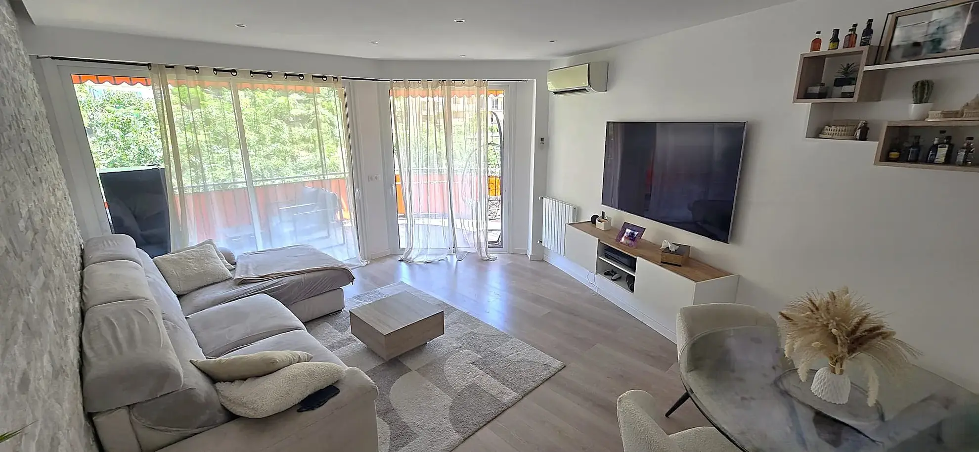 Appartement moderne à Menton avec terrasse, parking et cave - Vue dégagée 