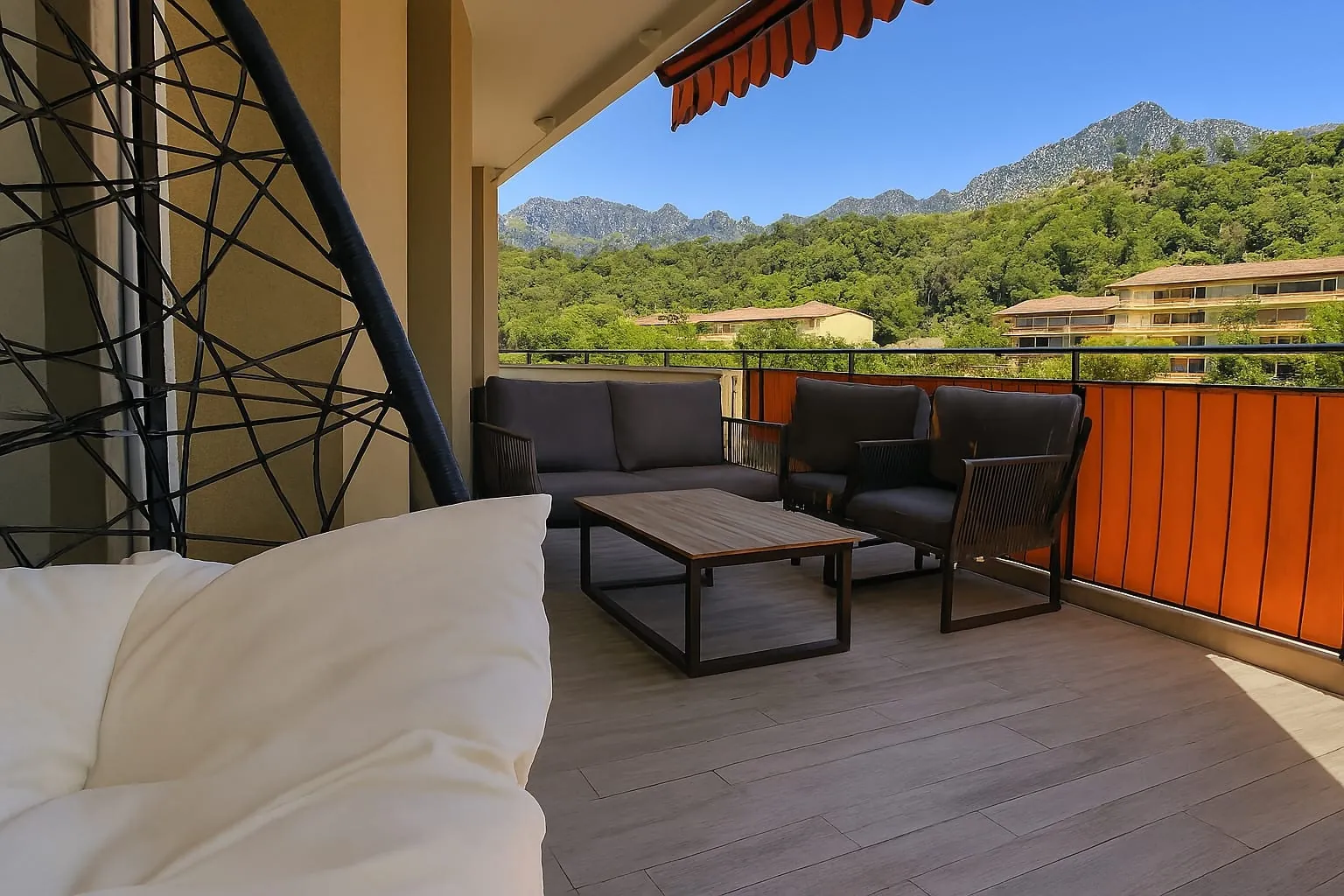 Appartement moderne à Menton avec terrasse, parking et cave - Vue dégagée 