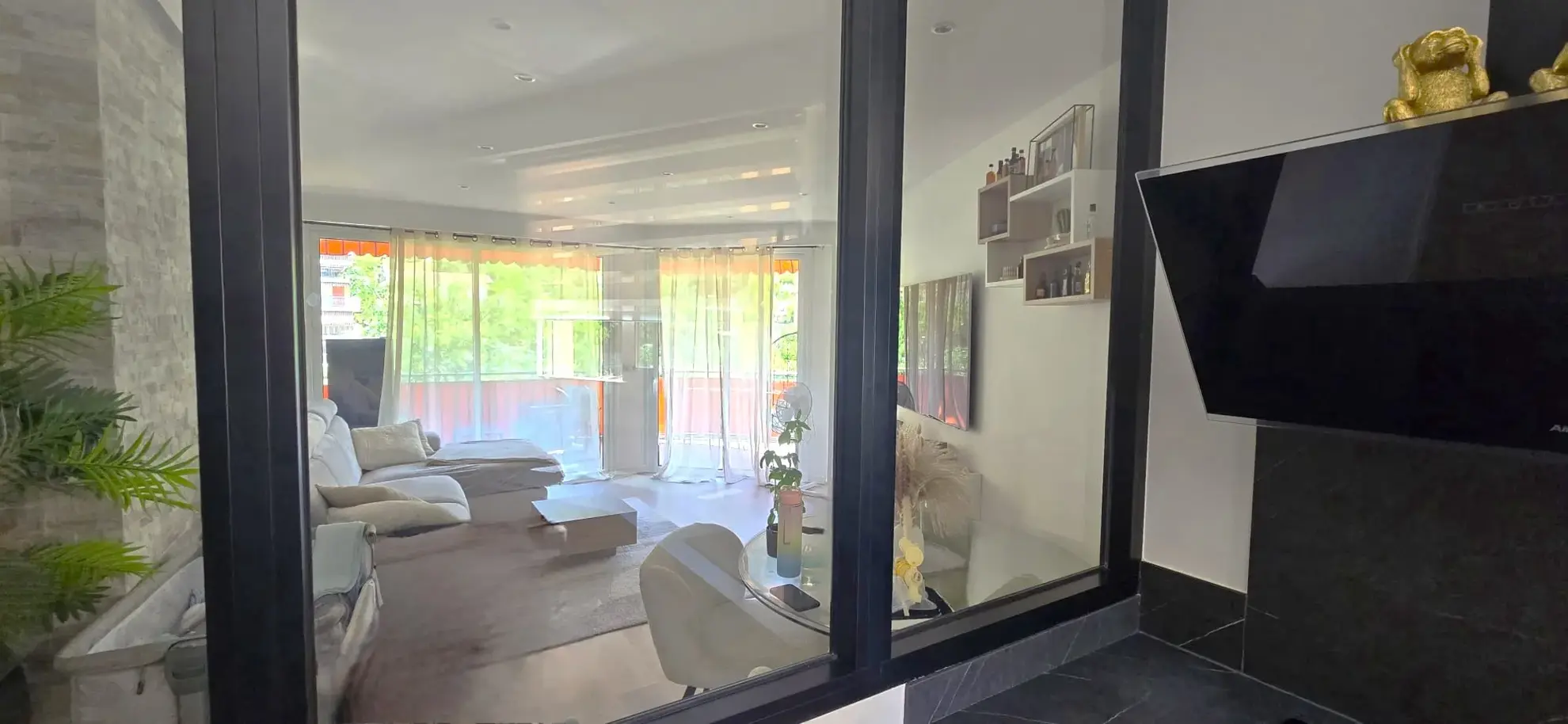 Appartement moderne à Menton avec terrasse, parking et cave - Vue dégagée 