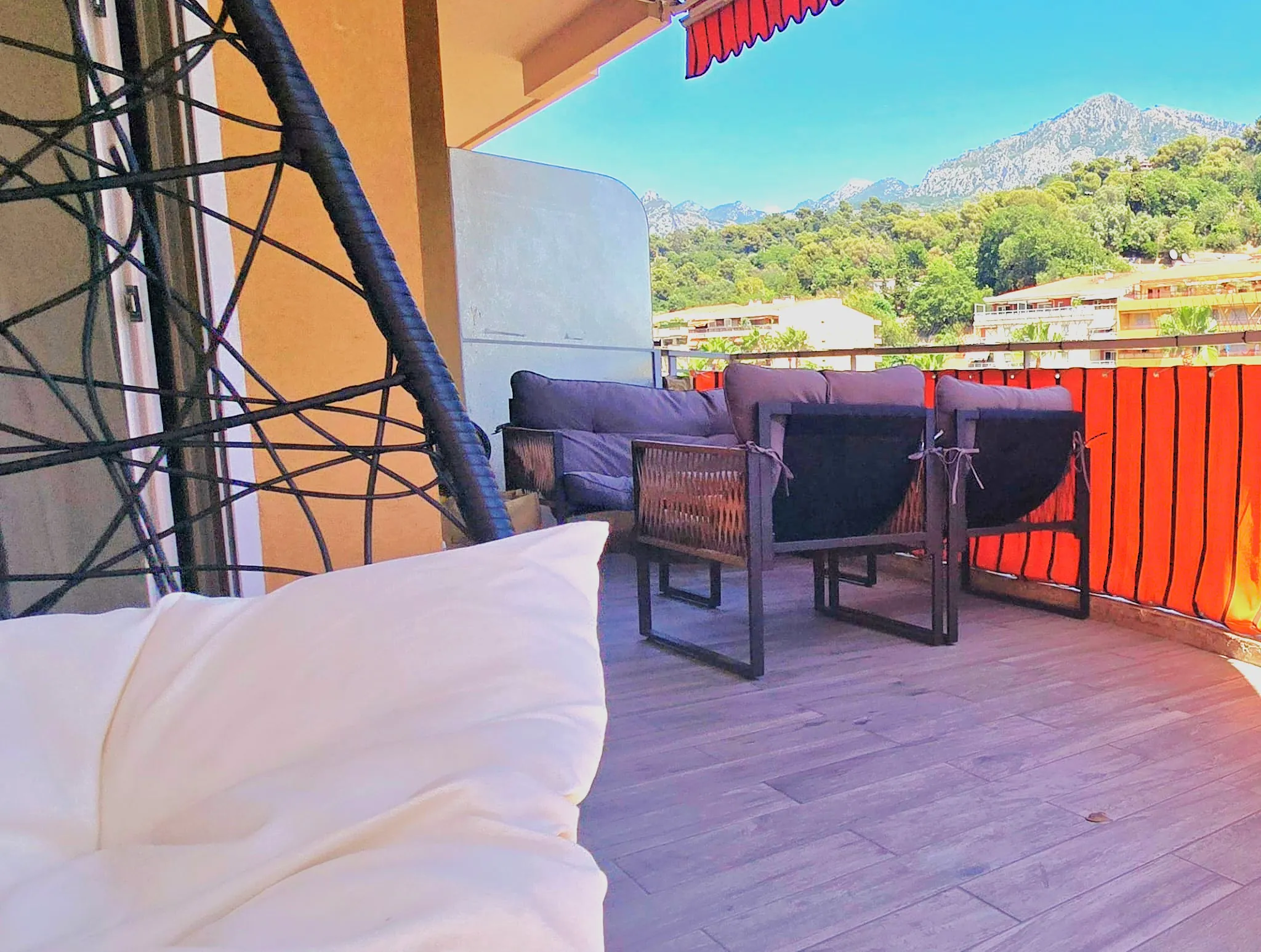 Appartement T2 rénové avec terrasse et parking à Menton 