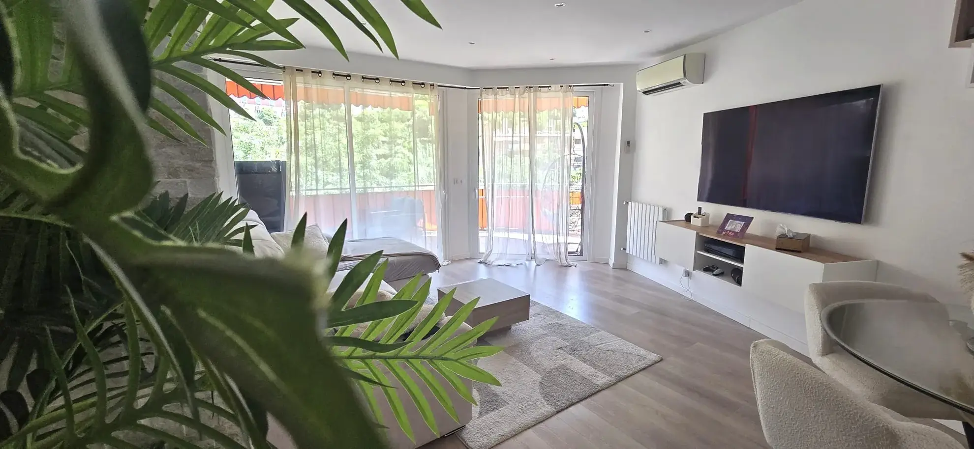 Appartement moderne à Menton avec terrasse, parking et cave - Vue dégagée 