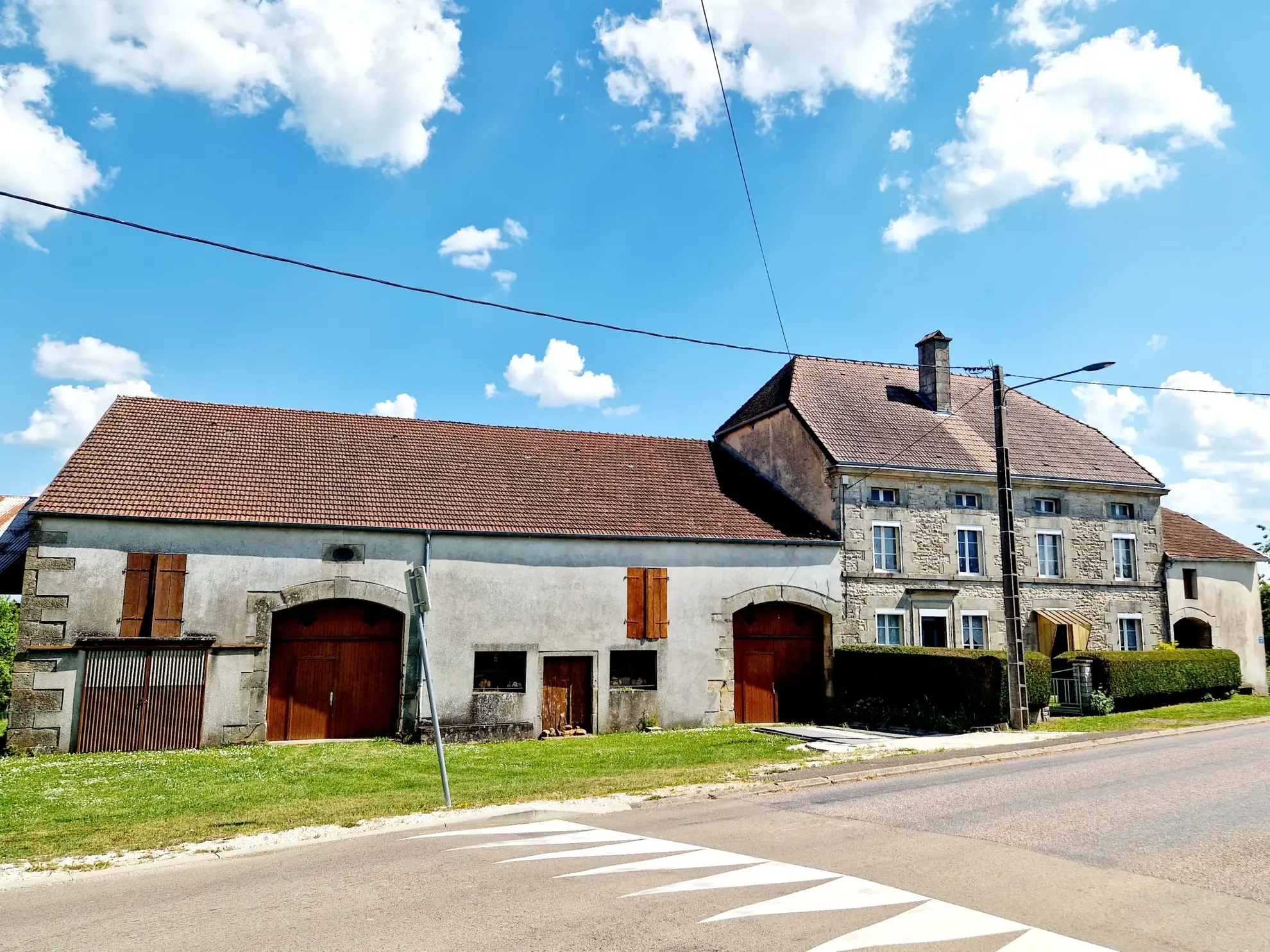 Charmante maison ancienne avec dépendances et vaste espace pour projets près de Langres
