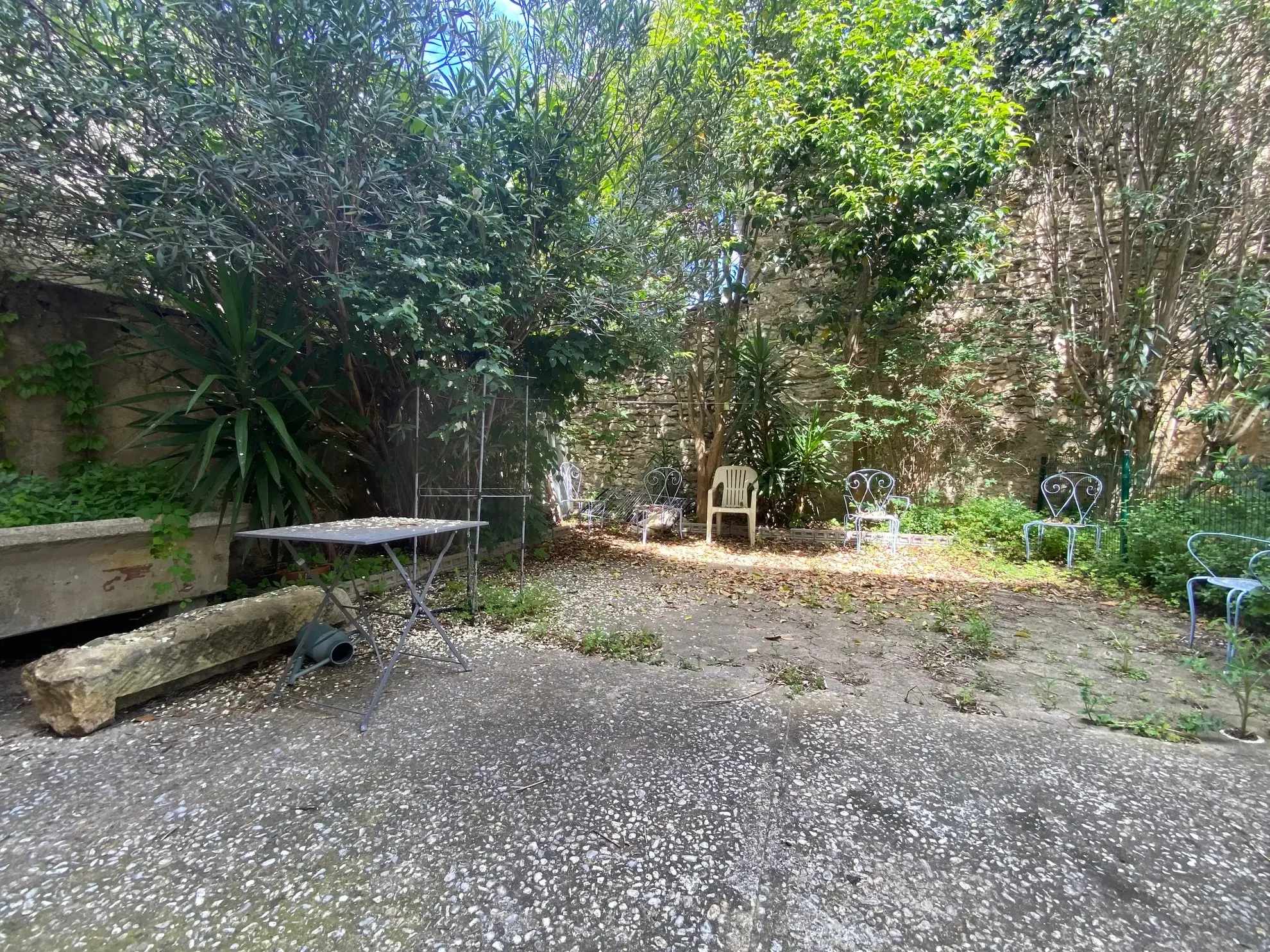 Maison de village à rénover de 178 m² à Caderousse, opportunité d'investissement 