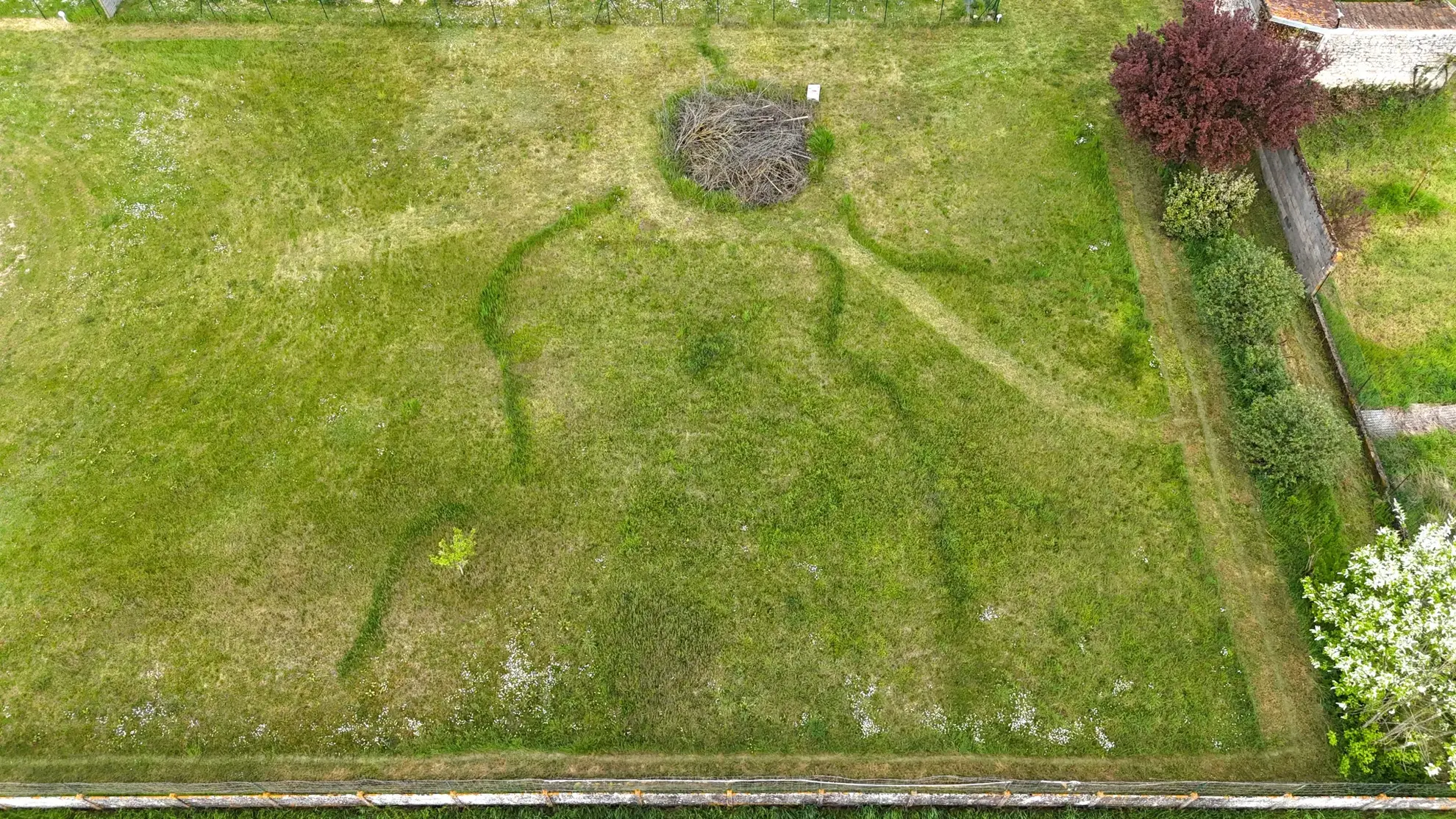 Terrain à bâtir de 1300 m² à Bonnes, proche de Chauvigny et Poitiers, vue imprenable et orientation sud-ouest 