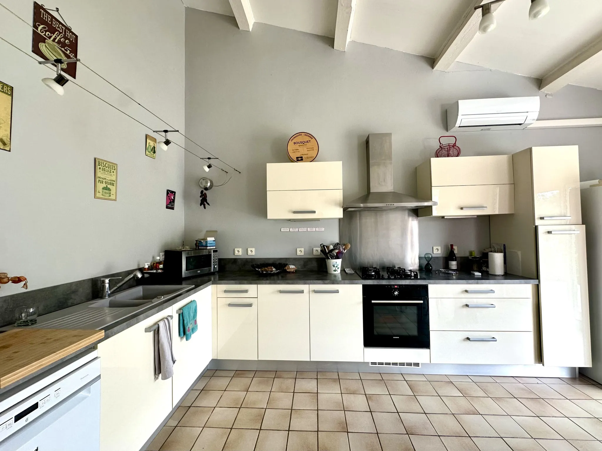 À Vendre : Maison de Ville Renovée avec Jardin, Garage et Piscine à Carcassonne 