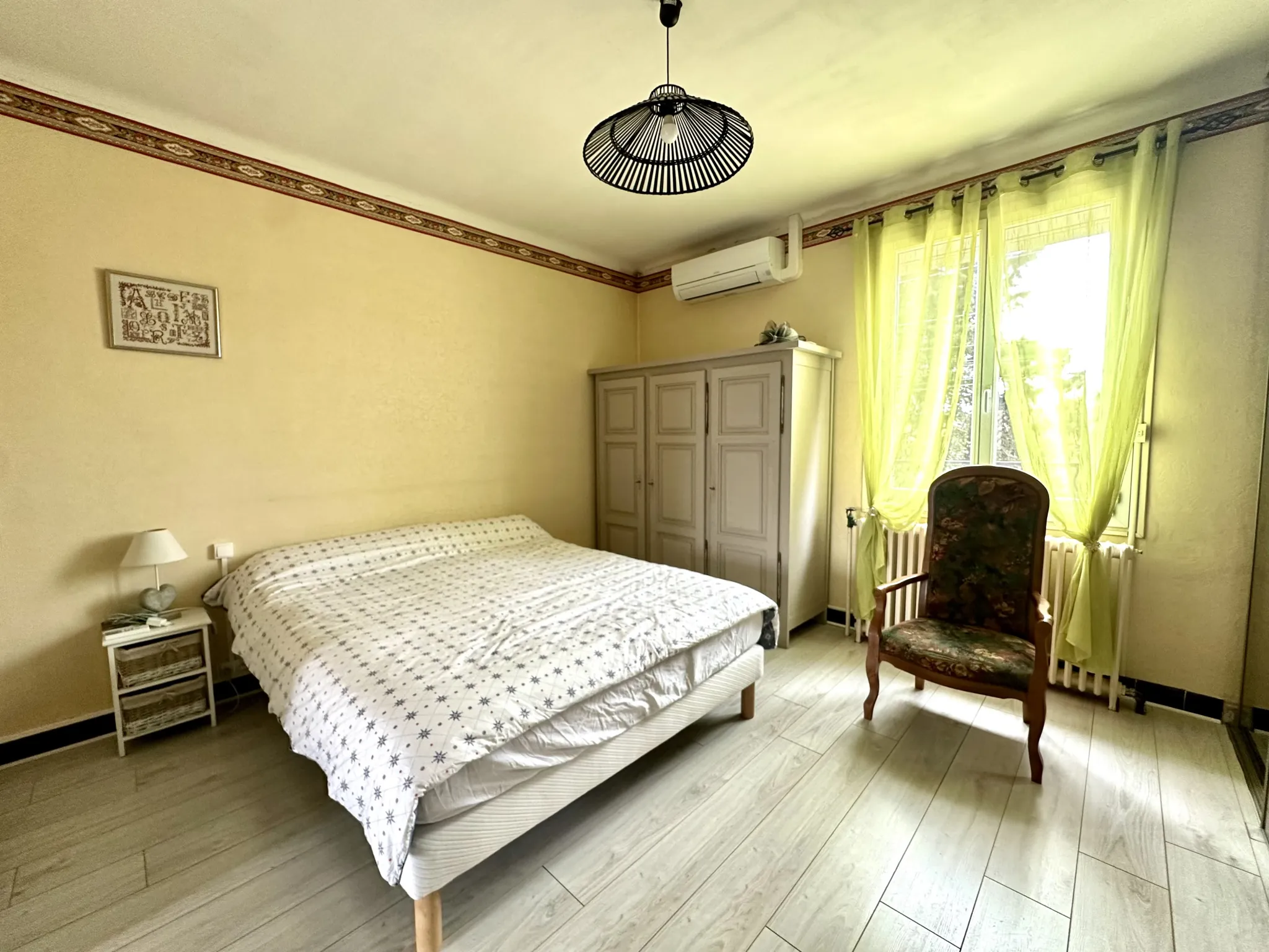 À Vendre : Maison de Ville Renovée avec Jardin, Garage et Piscine à Carcassonne 