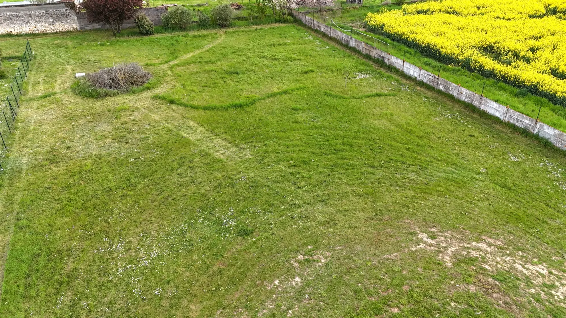 Terrain à bâtir de 1300 m² à Bonnes, proche de Chauvigny et Poitiers, vue imprenable et orientation sud-ouest 