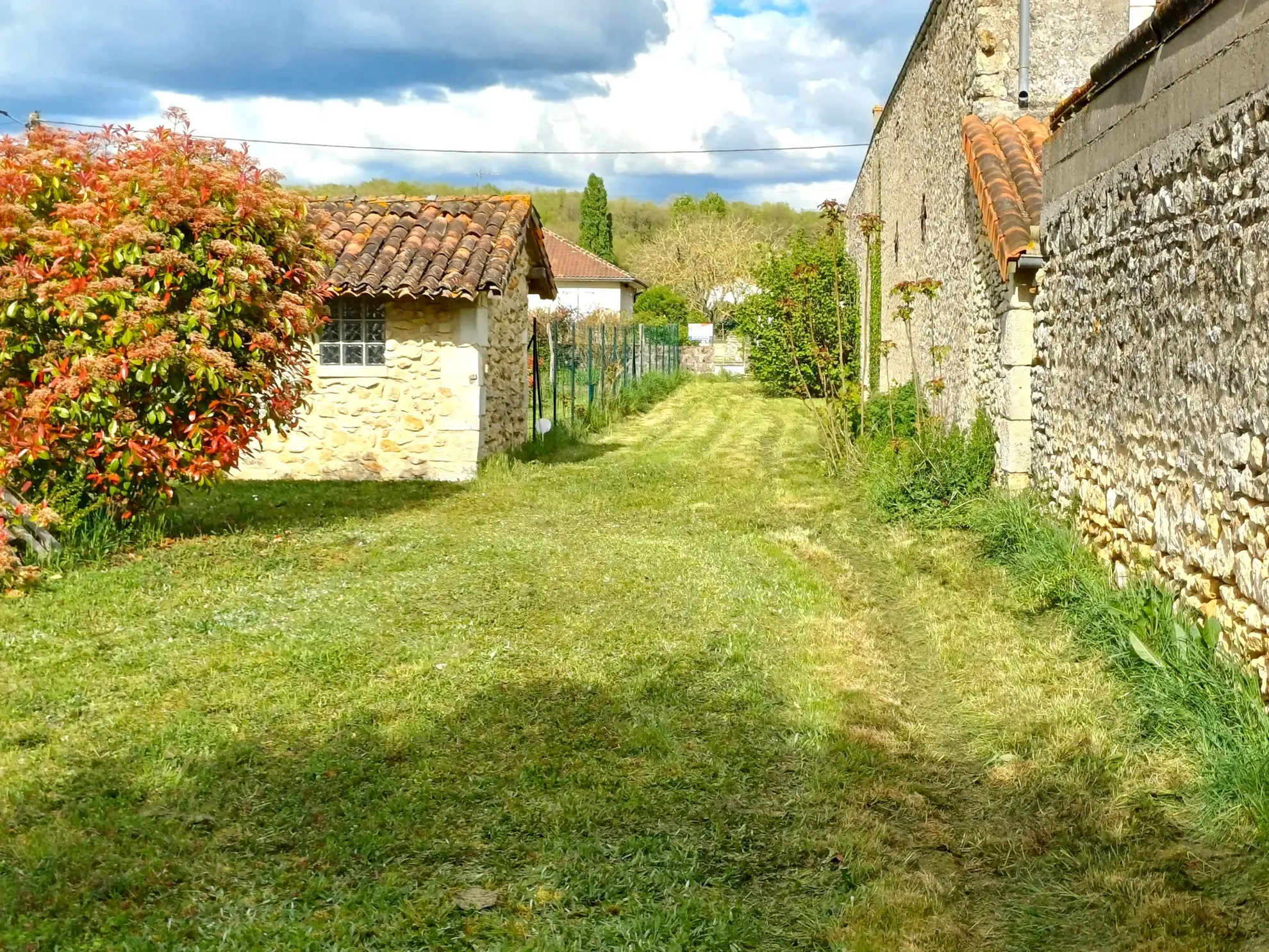 Terrain à bâtir de 1300 m² à Bonnes, proche de Chauvigny et Poitiers, vue imprenable et orientation sud-ouest 