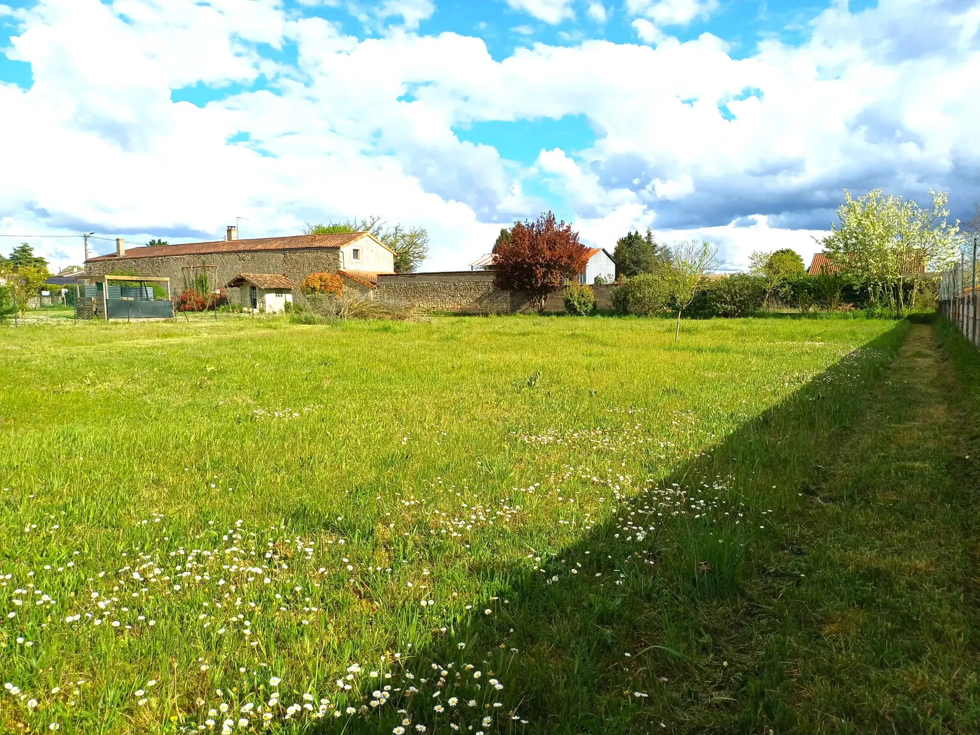 Terrain à bâtir de 1300 m² à Bonnes, proche de Chauvigny et Poitiers, vue imprenable et orientation sud-ouest 