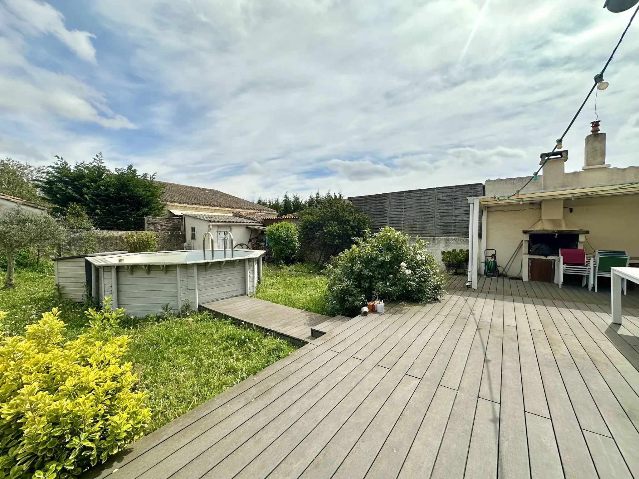 À Vendre : Maison de Ville Renovée avec Jardin, Garage et Piscine à Carcassonne 