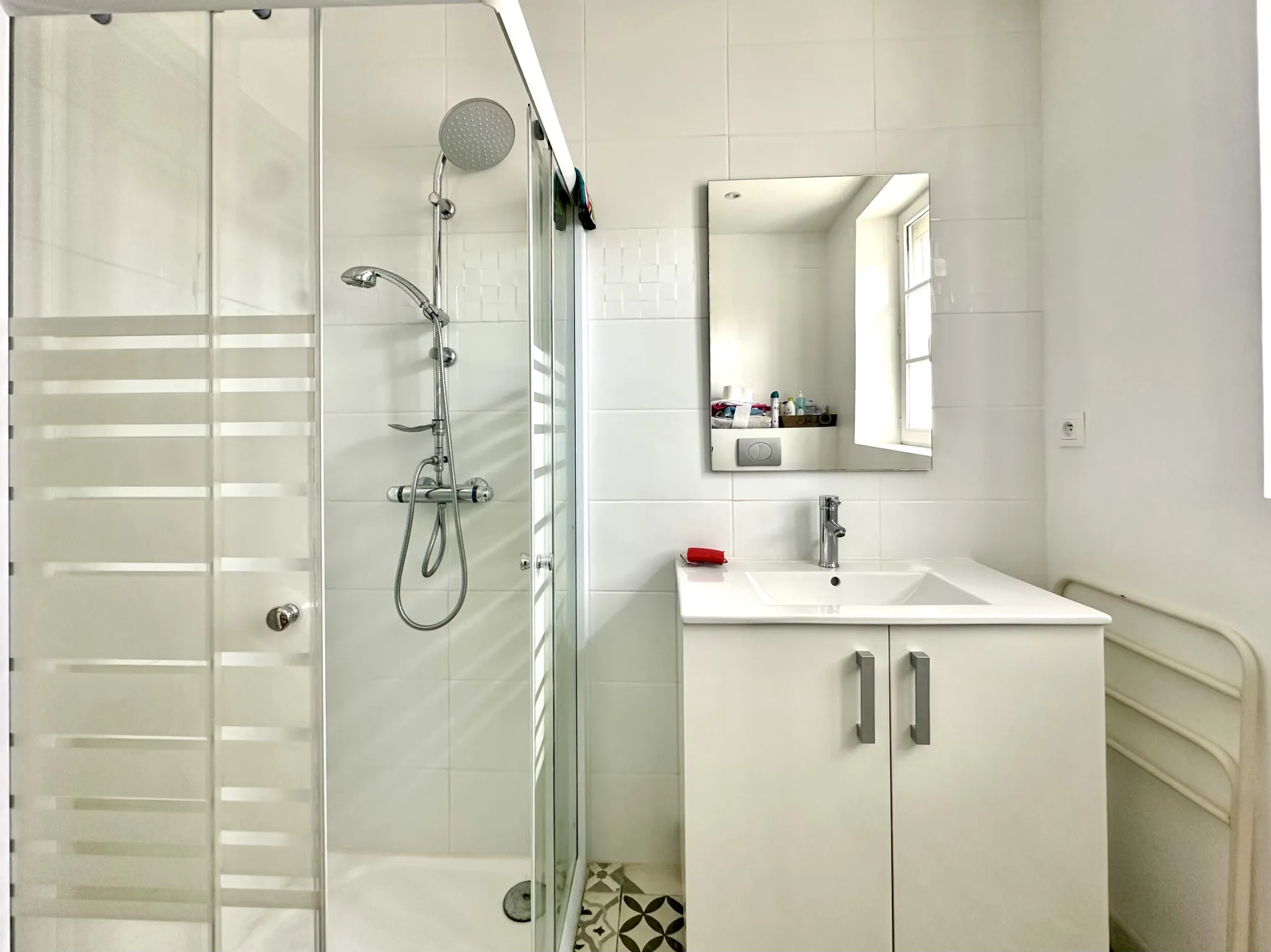 À Vendre : Maison de Ville Renovée avec Jardin, Garage et Piscine à Carcassonne 