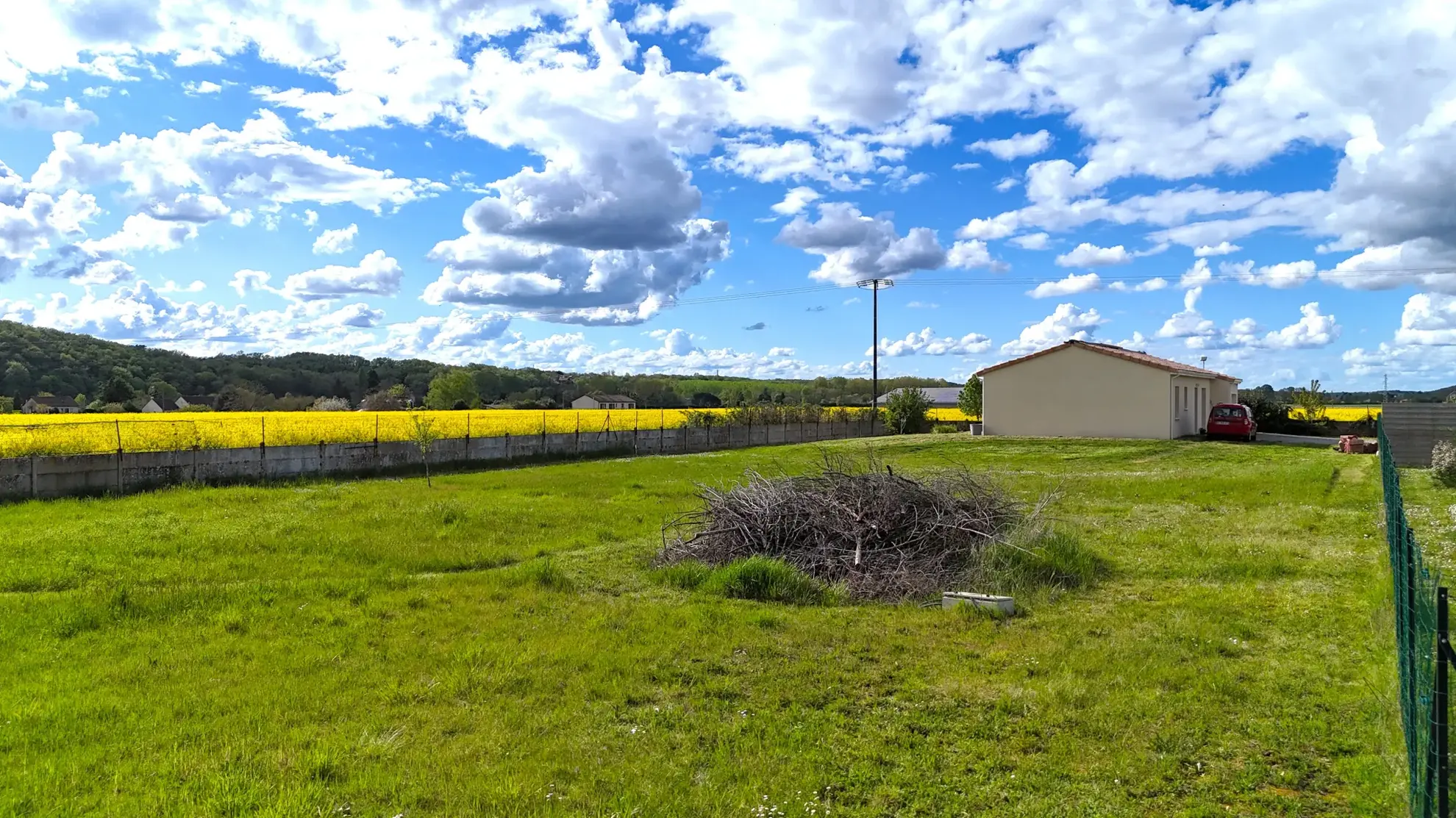 Terrain à bâtir de 1300 m² à Bonnes, proche de Chauvigny et Poitiers, vue imprenable et orientation sud-ouest 