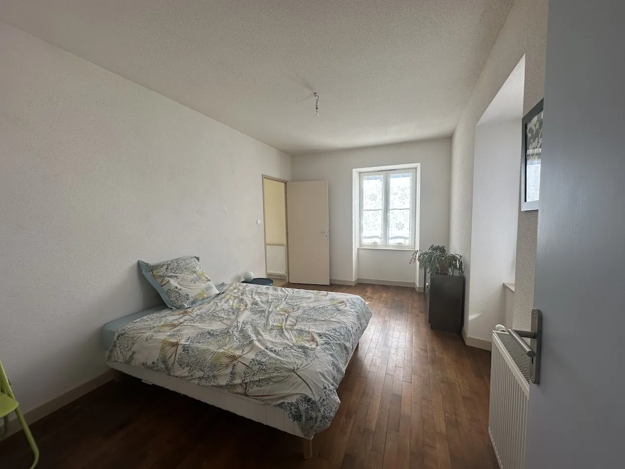 Maison de village en parfait état à Chambilly, 133 m² habitables avec garage et jardin clos 