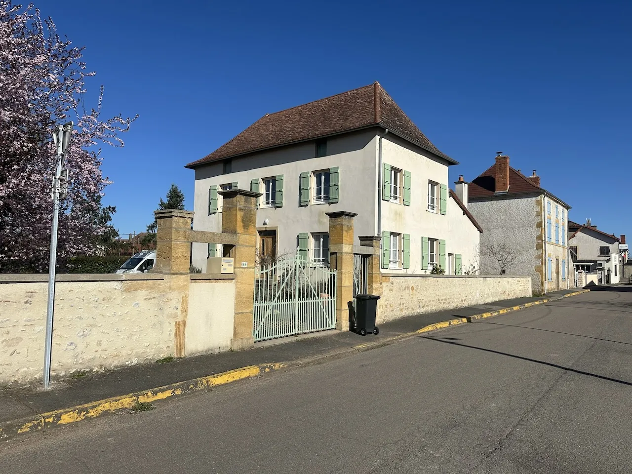 Maison de village en parfait état à Chambilly, 133 m² habitables avec garage et jardin clos