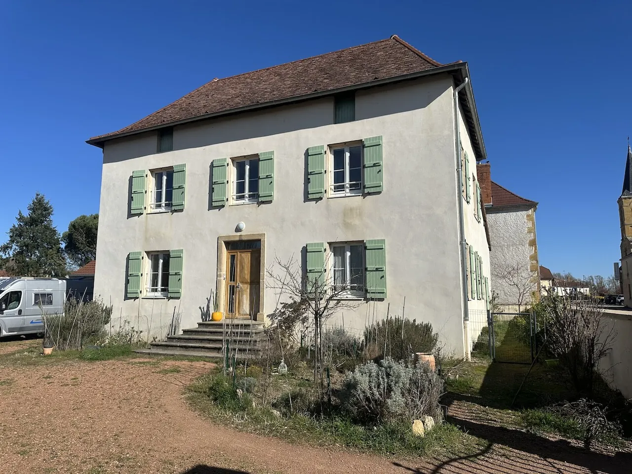Maison de village en parfait état à Chambilly, 133 m² habitables avec garage et jardin clos 