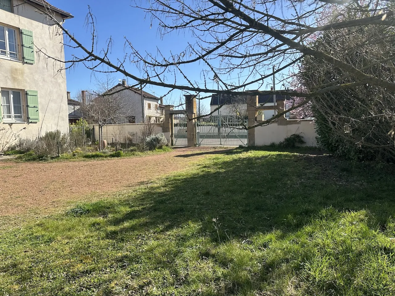 Maison de village en parfait état à Chambilly, 133 m² habitables avec garage et jardin clos 