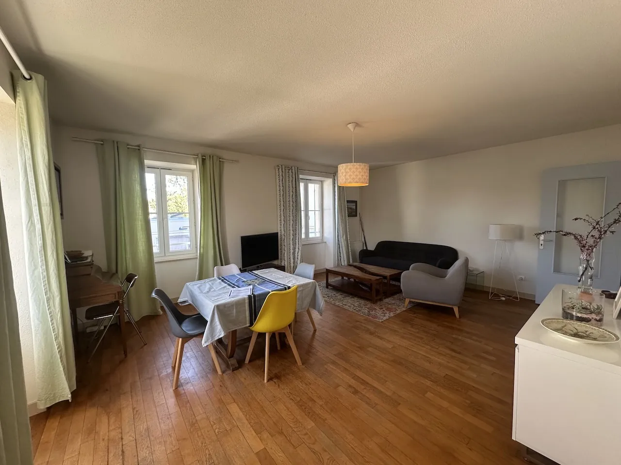 Maison de village en parfait état à Chambilly, 133 m² habitables avec garage et jardin clos 