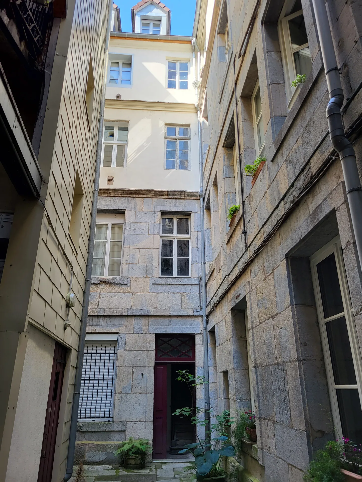 Studio rénové en plein centre de Besançon à vendre 