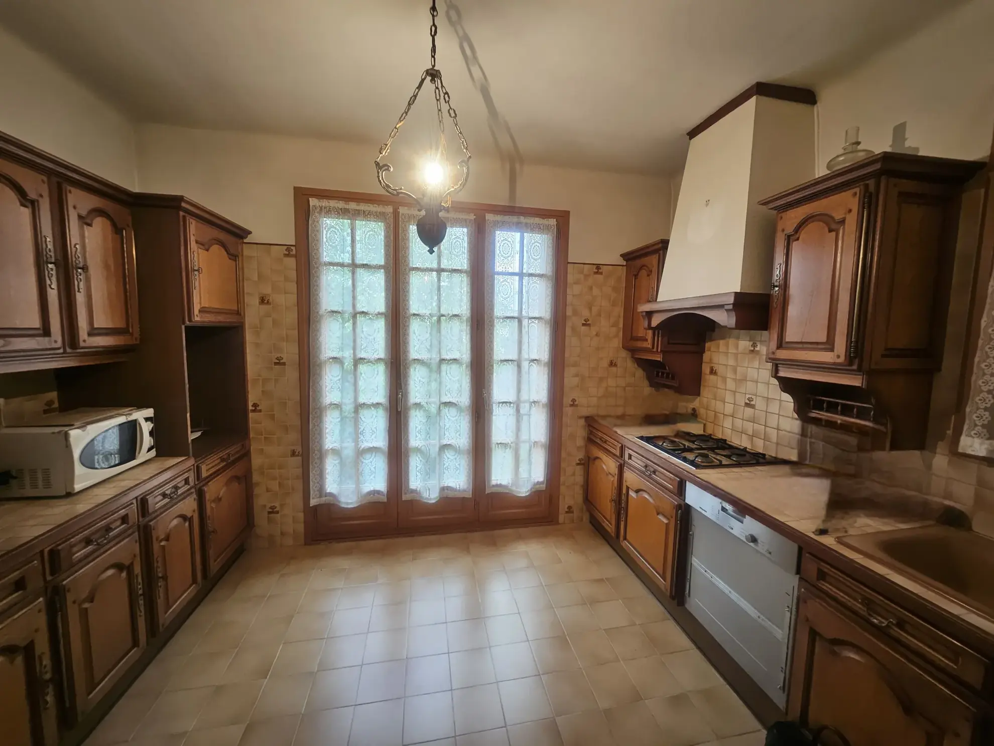 Maison à rénover de 99 m² avec garage et jardin à Marseille La Viste 