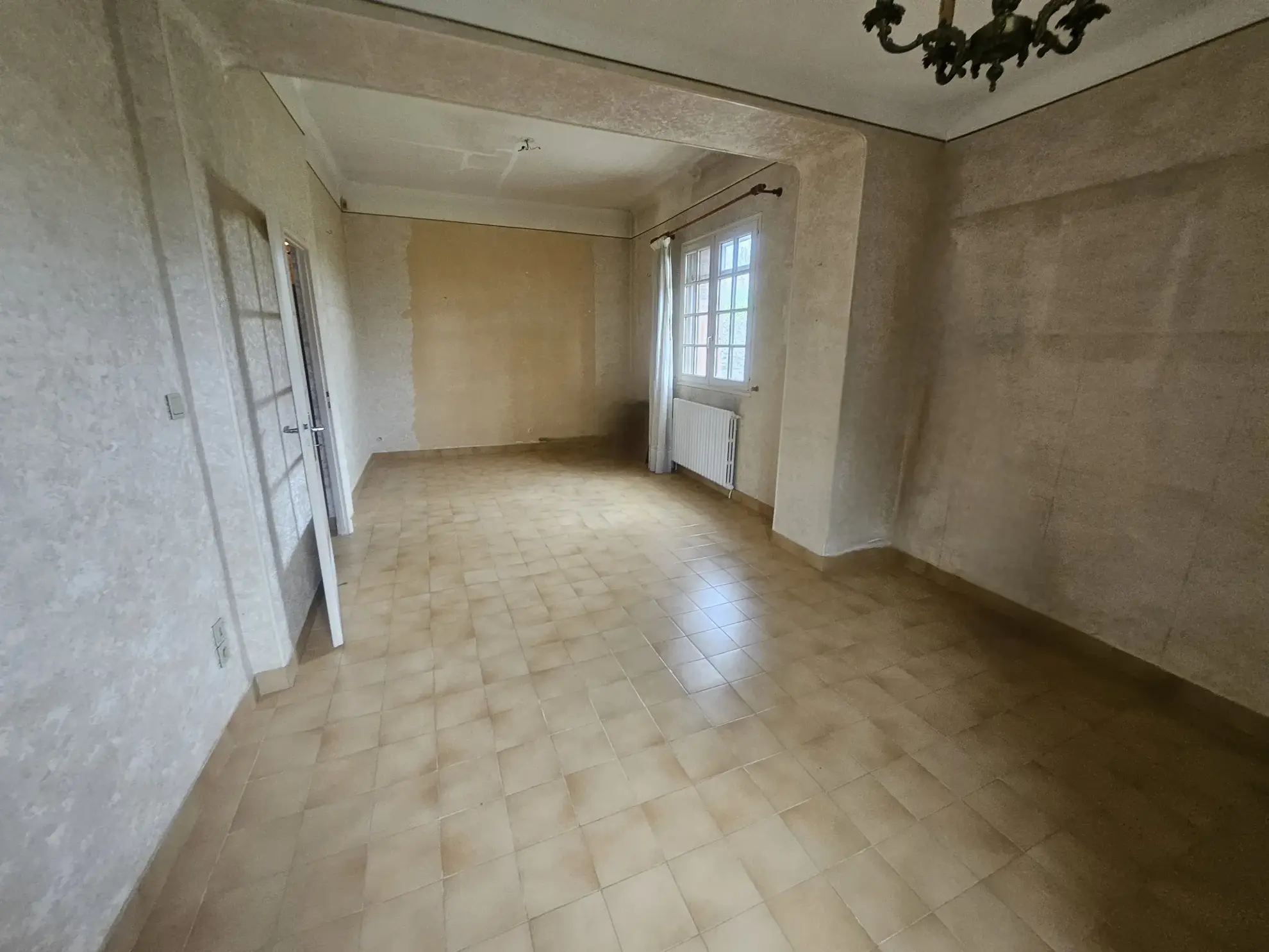 Maison à rénover de 99 m² avec garage et jardin à Marseille La Viste 
