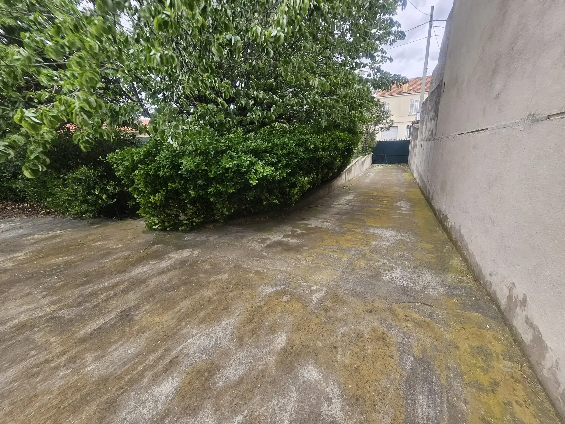 Maison à rénover de 99 m² avec garage et jardin à Marseille La Viste 