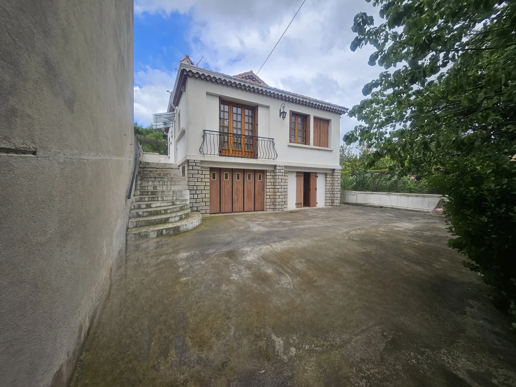 Maison à rénover de 99 m² avec garage et jardin à Marseille La Viste