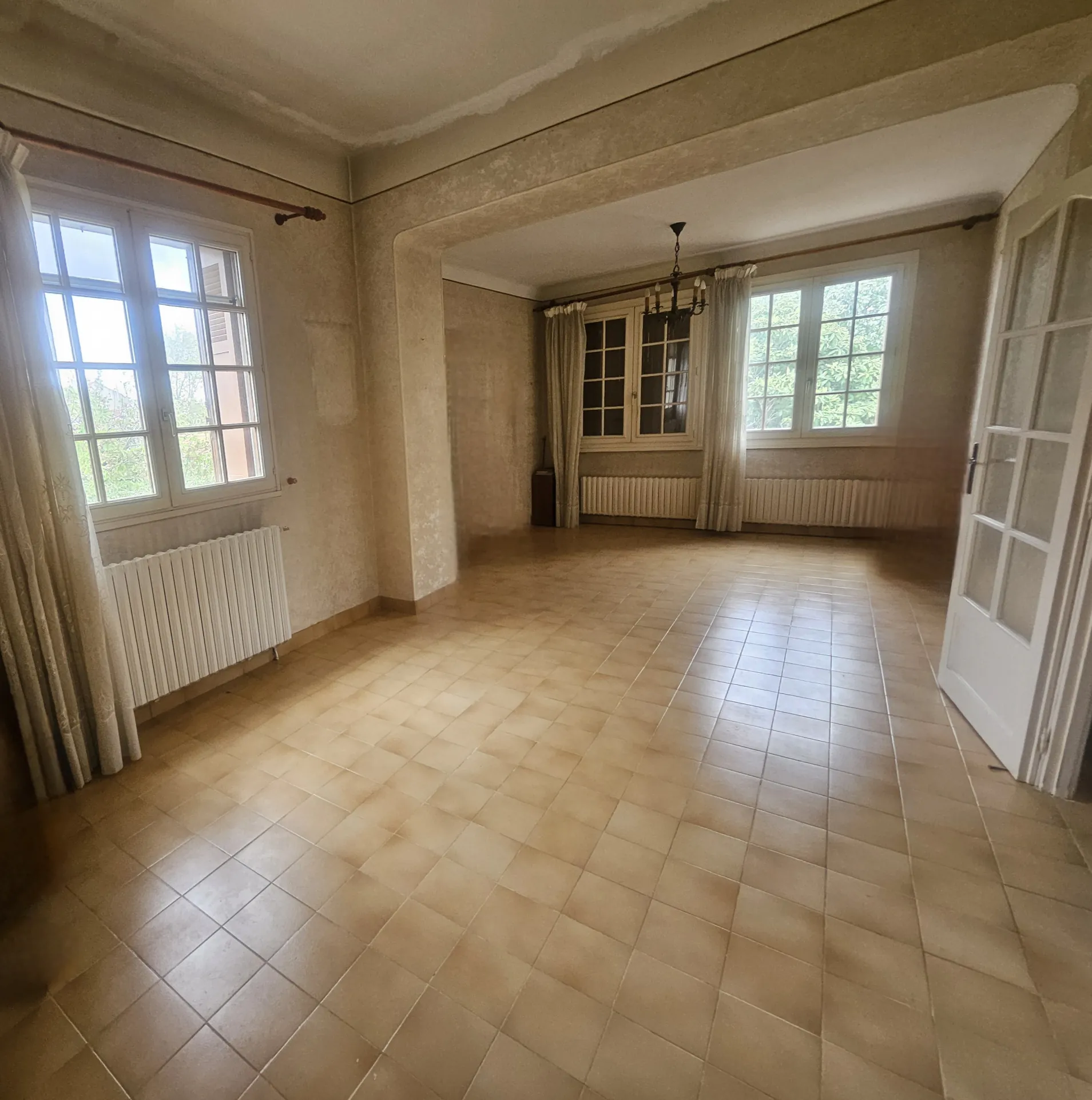 Maison à rénover de 99 m² avec garage et jardin à Marseille La Viste 