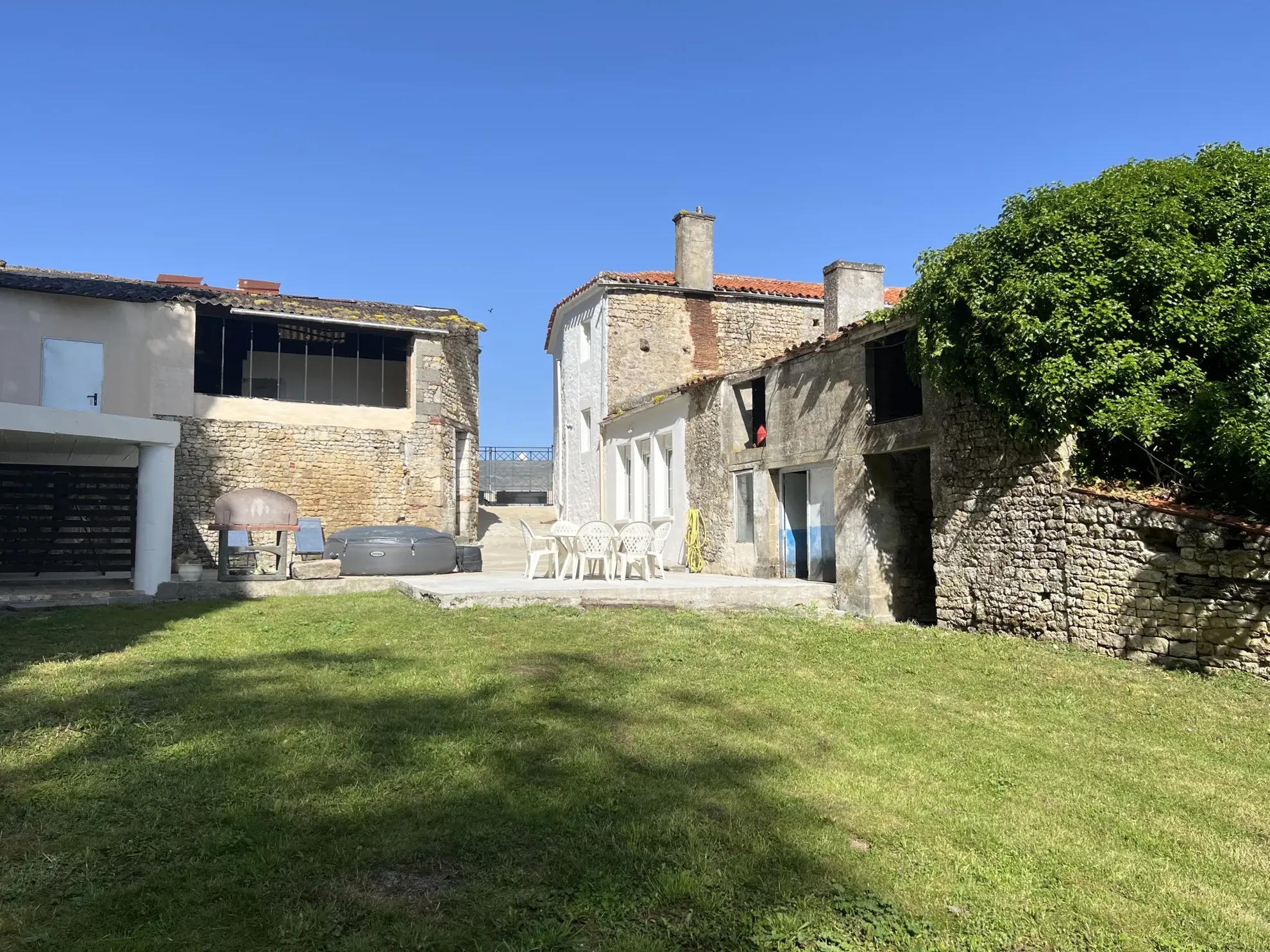 Maison de ville rénovée à Saint Jean d'Hermine avec jardin et dépendances 