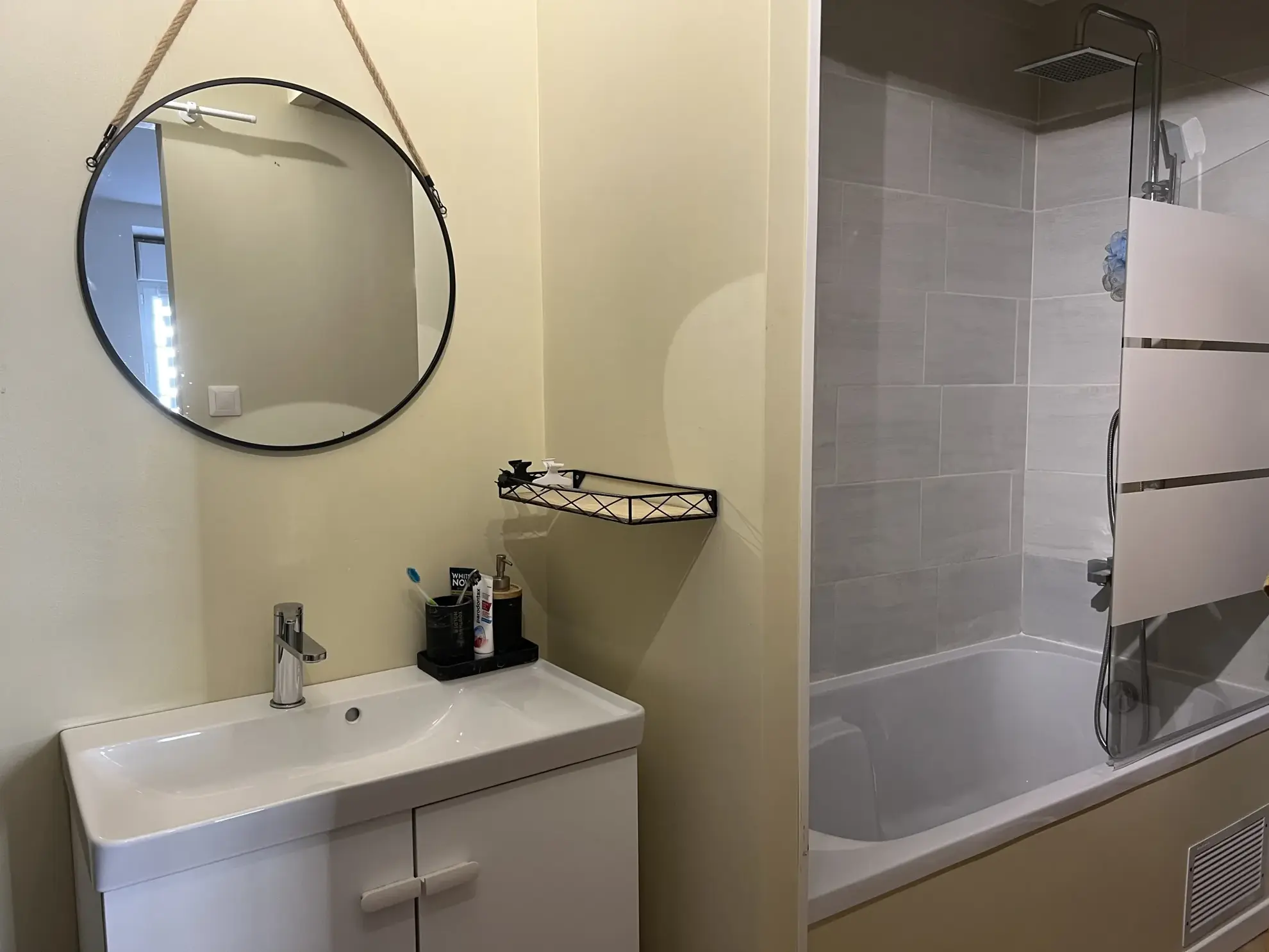 Maison de ville rénovée à Saint Jean d'Hermine avec jardin et dépendances 