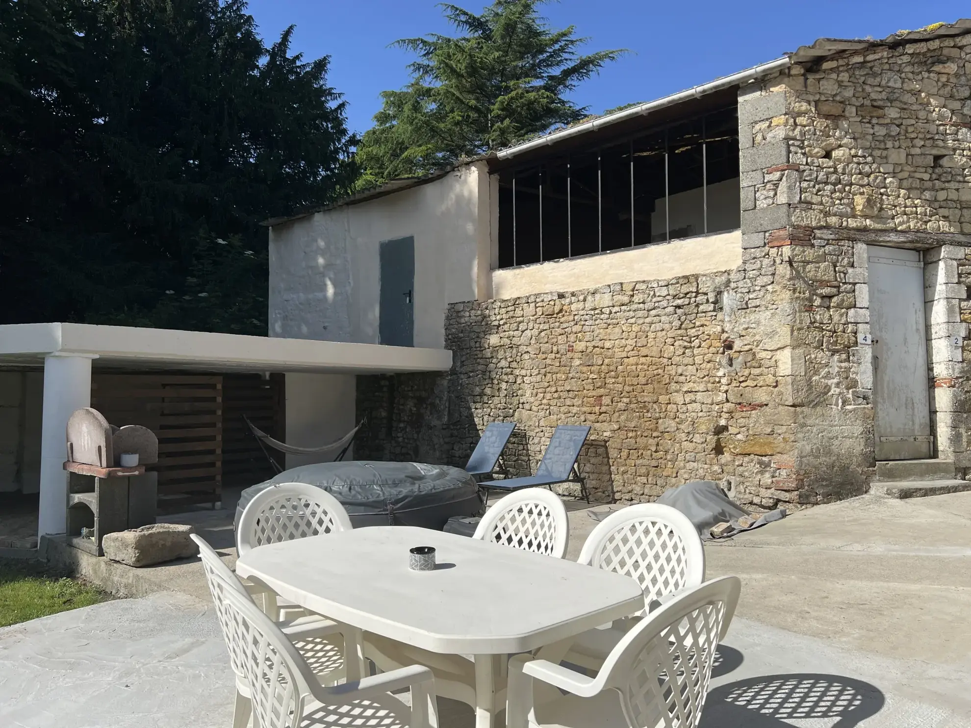 Maison de ville rénovée à Saint Jean d'Hermine avec jardin et dépendances 