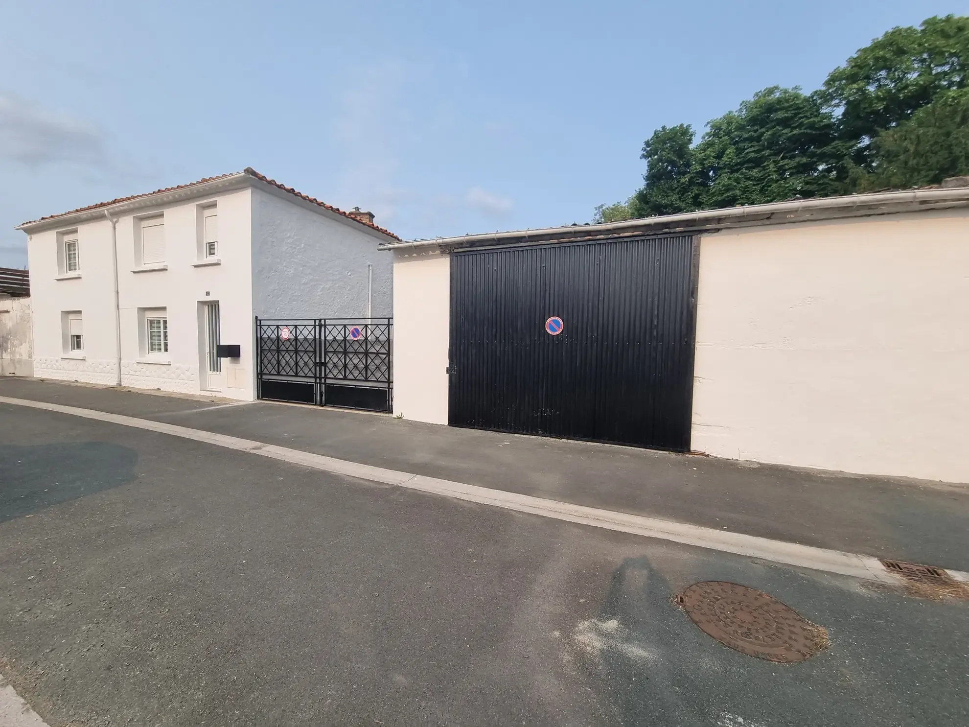 Maison de ville rénovée à Saint Jean d'Hermine avec jardin et dépendances 