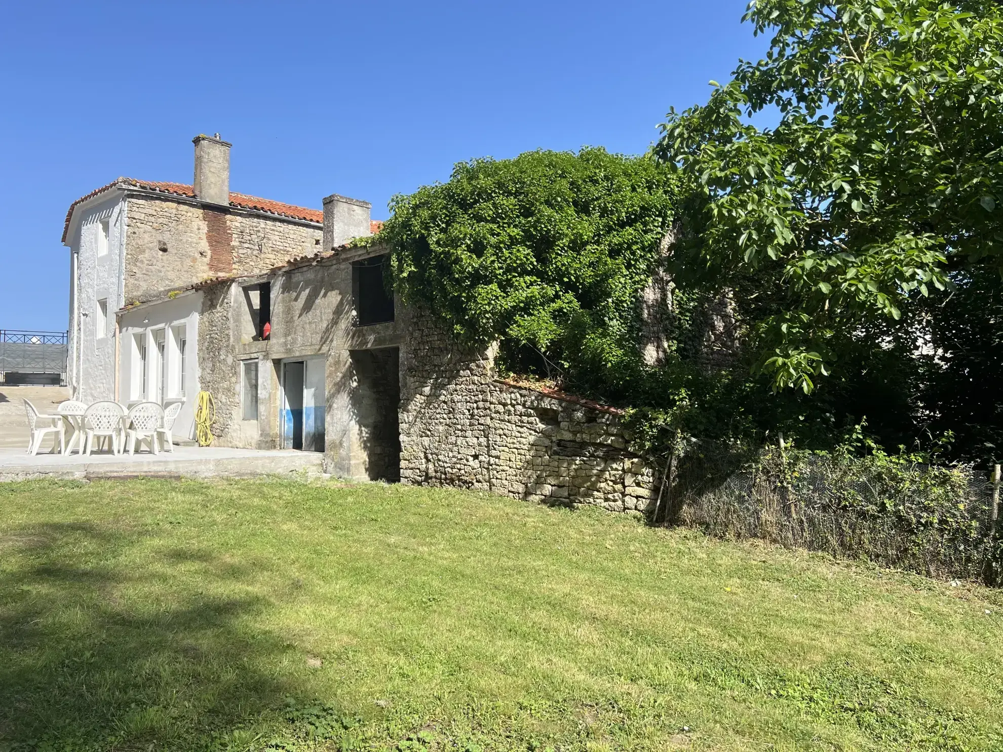 Maison de ville rénovée à Saint Jean d'Hermine avec jardin et dépendances 