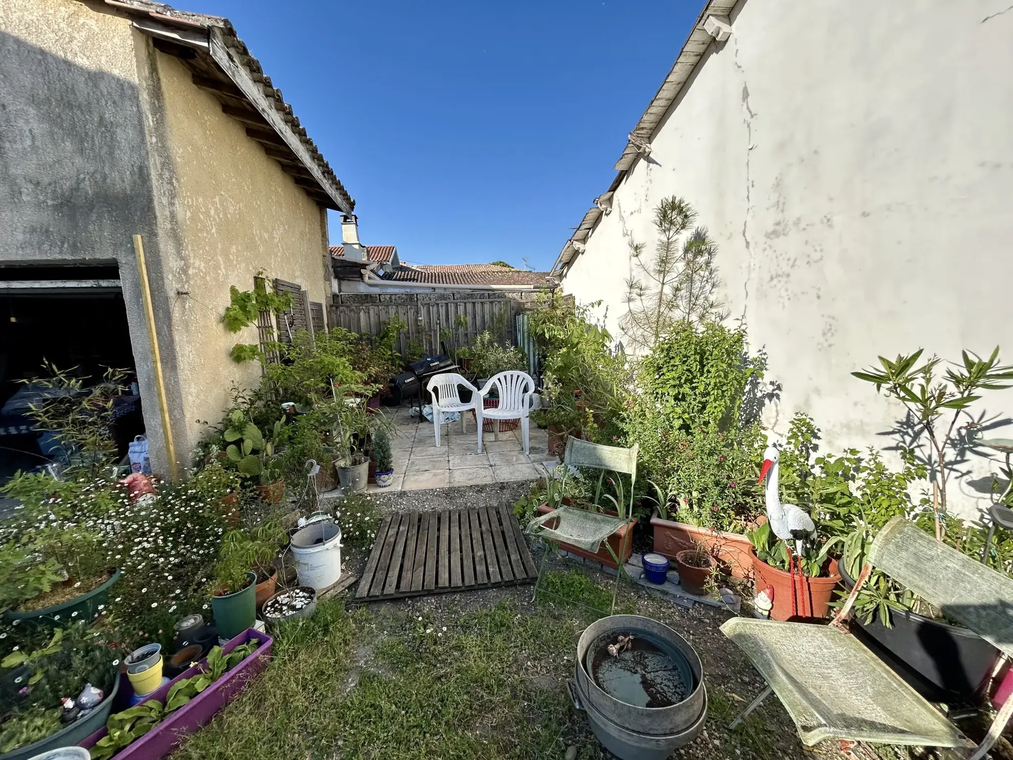 Maison en pierre louée de 97 m² avec jardin et garage à St Denis de Pile 