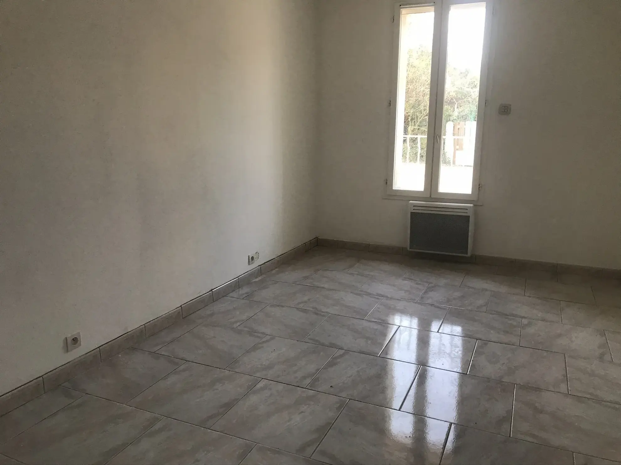 Maison en pierre louée de 97 m² avec jardin et garage à St Denis de Pile 