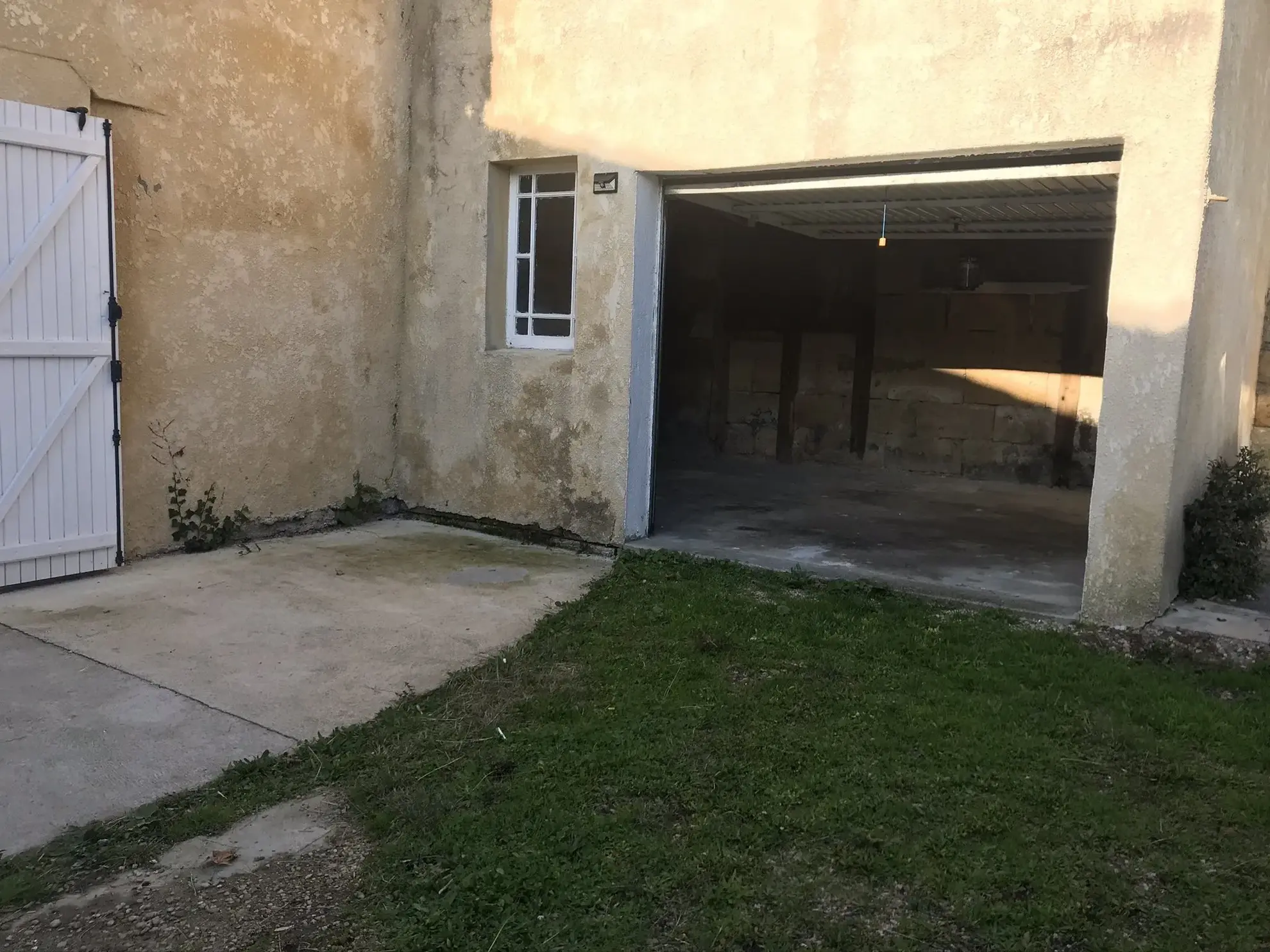 Maison en pierre louée de 97 m² avec jardin et garage à St Denis de Pile 