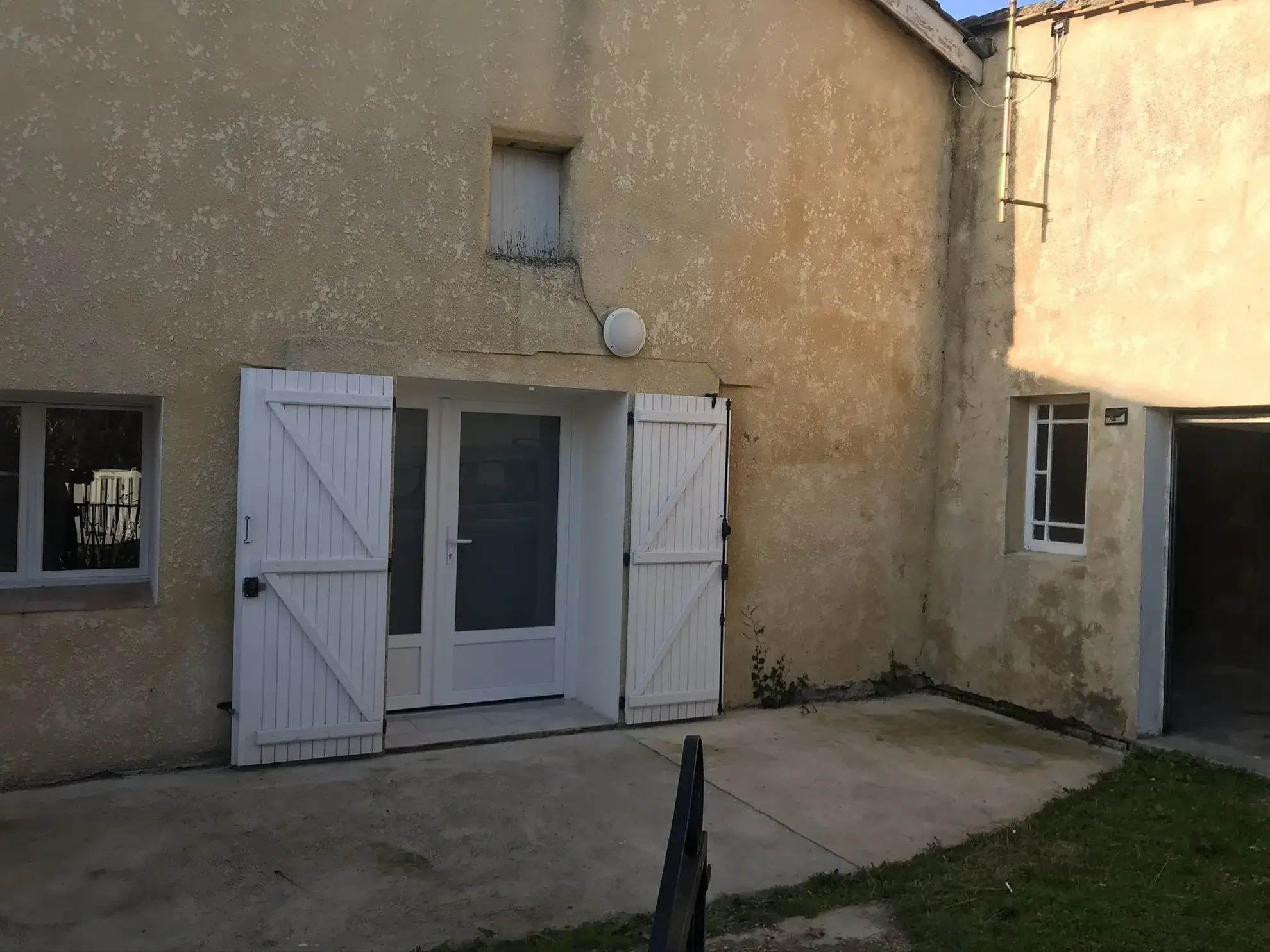 Maison en pierre louée de 97 m² avec jardin et garage à St Denis de Pile 